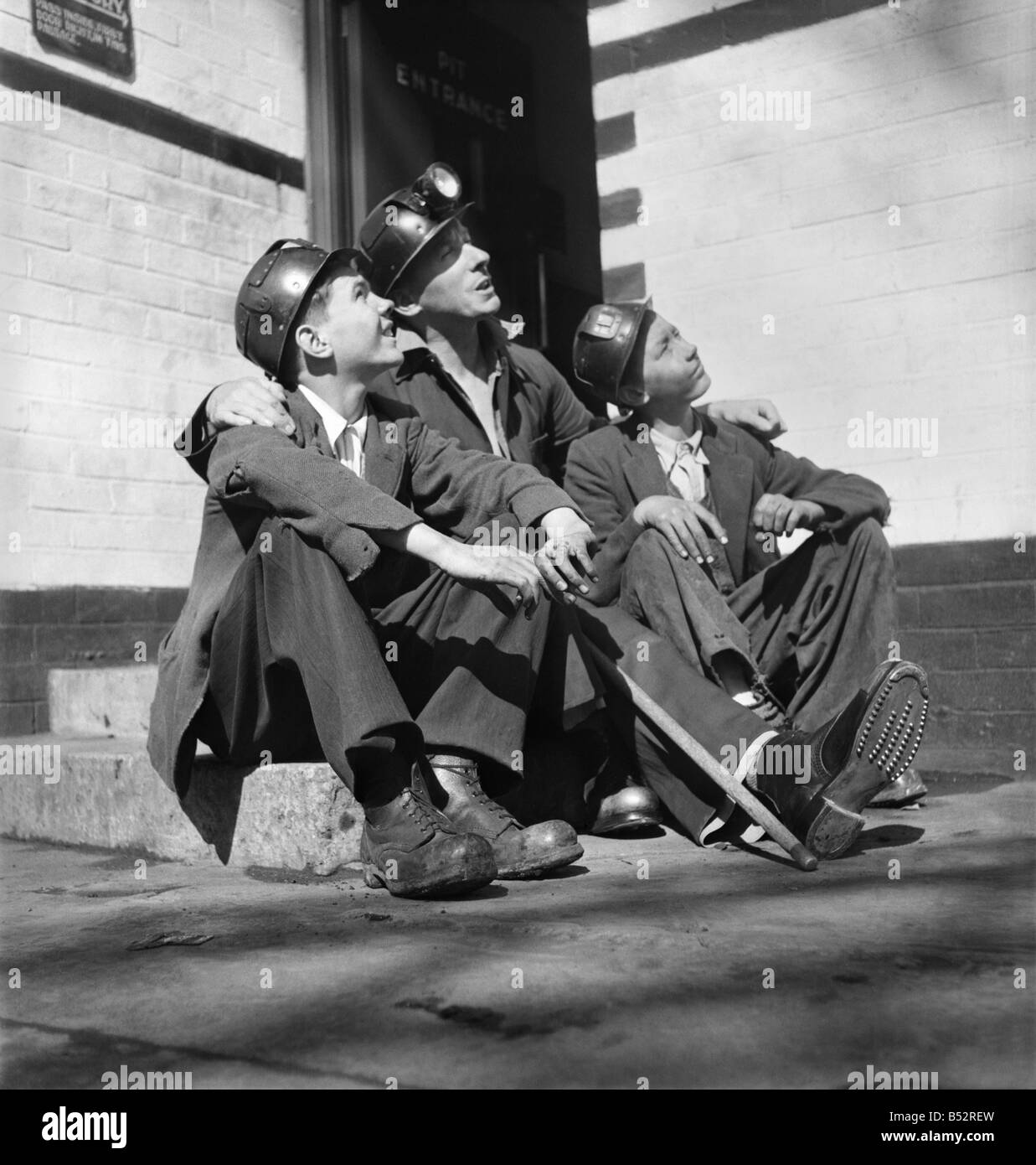 Henry : MP Visites une mine de charbon. Les travailleurs  ; assis sur le sol à la recherche à l'oeuvre au-dessus d'eux;septembre 1952 ;C4560-001 Banque D'Images