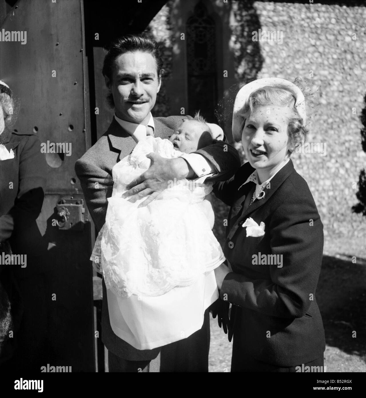 L'acteur Richard Todd avec son épouse et Peter. &# 13 ;&# 10;Septembre 1952 &# 13 ;&# 10;C4627-001 &# 13 ;&# 10 ; Banque D'Images