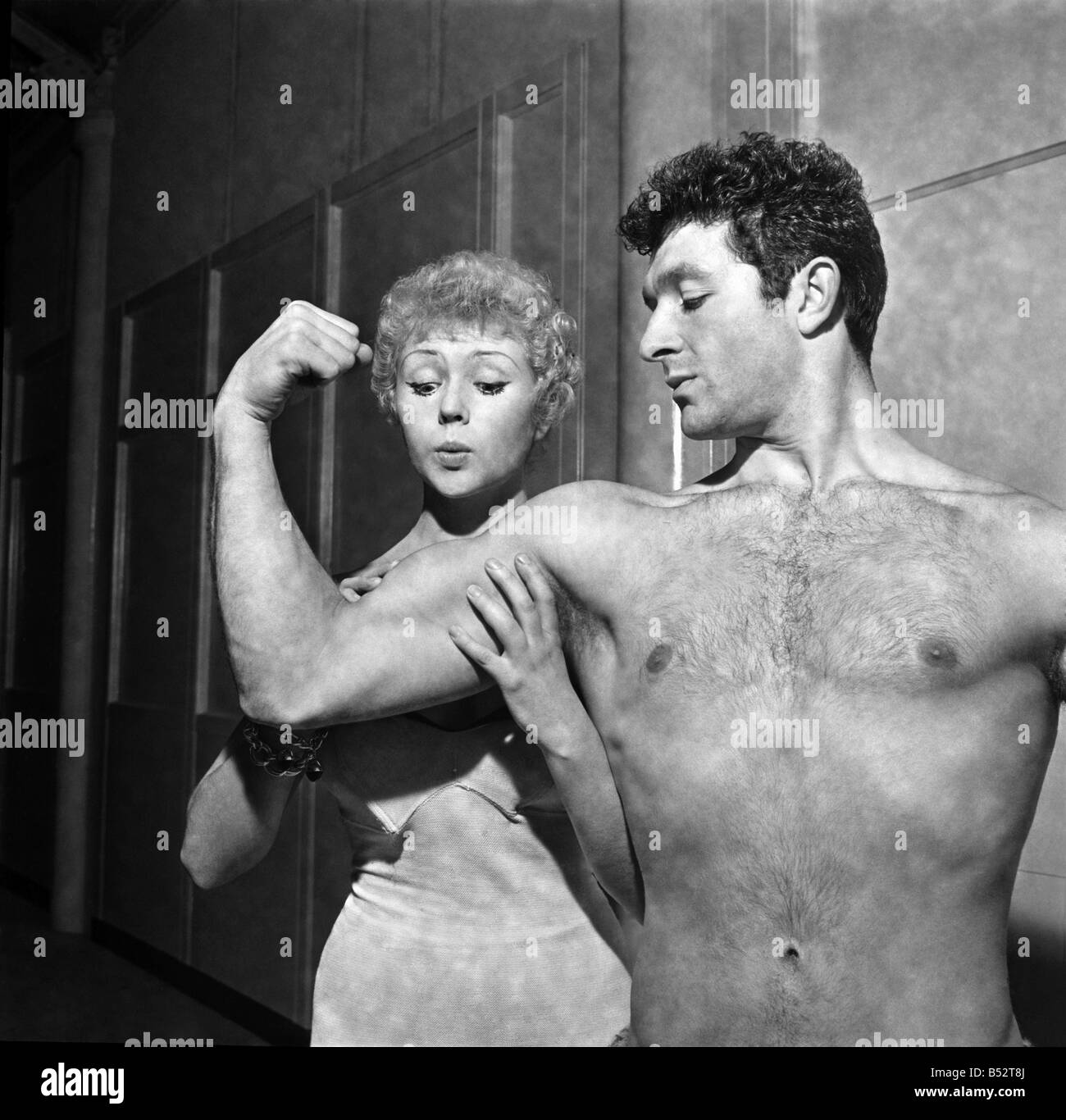 Homme fort de Télévision Arthur Mason montrant de ses muscles pour petite amie Vera jour&# 13 ;&# 10;Octobre 1952 &# 13 ;&# 10;AS5311 C Banque D'Images