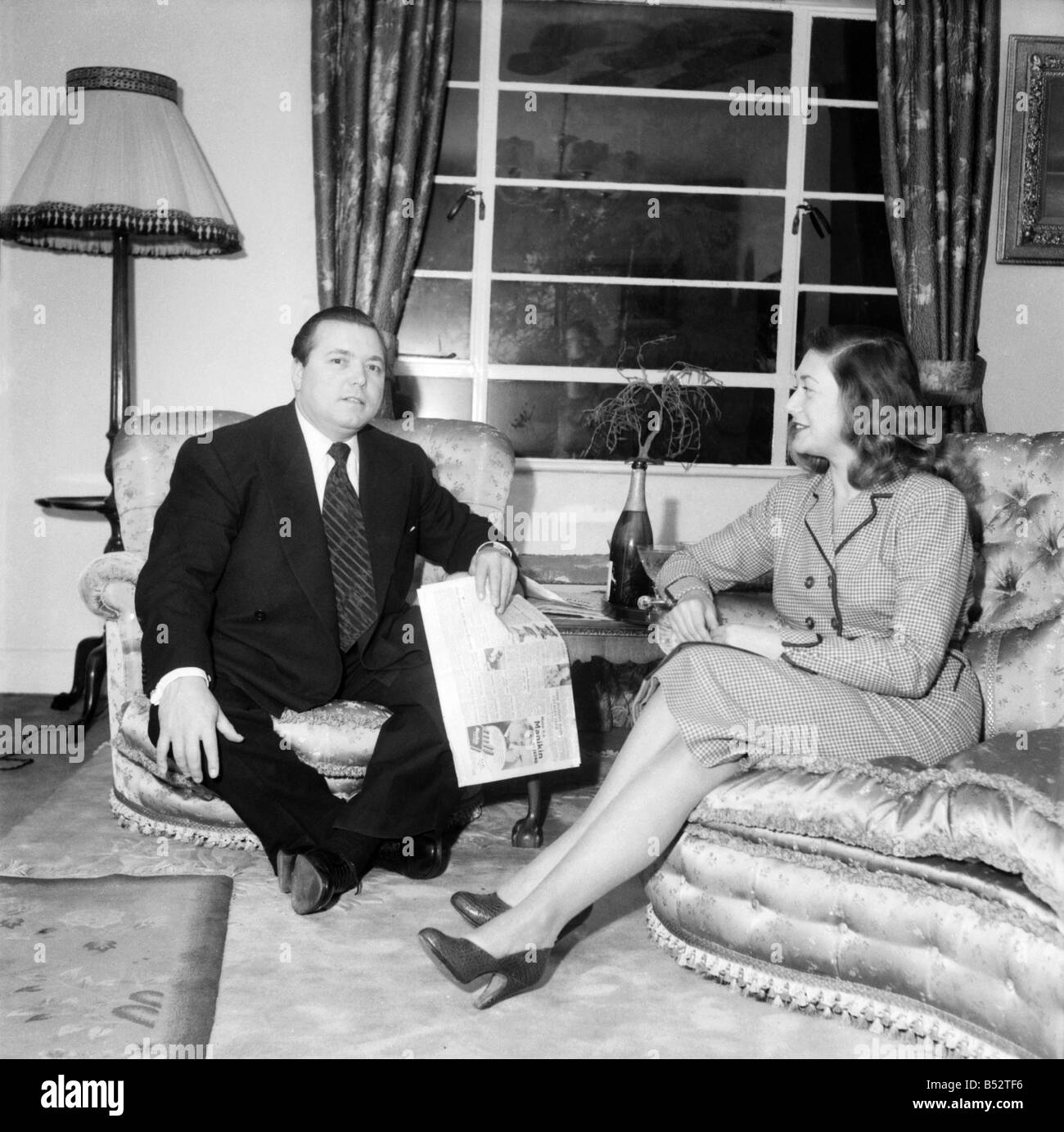 George Dawson à la maison avec sa femme Olga. Novembre 1952 C5748-002 Banque D'Images