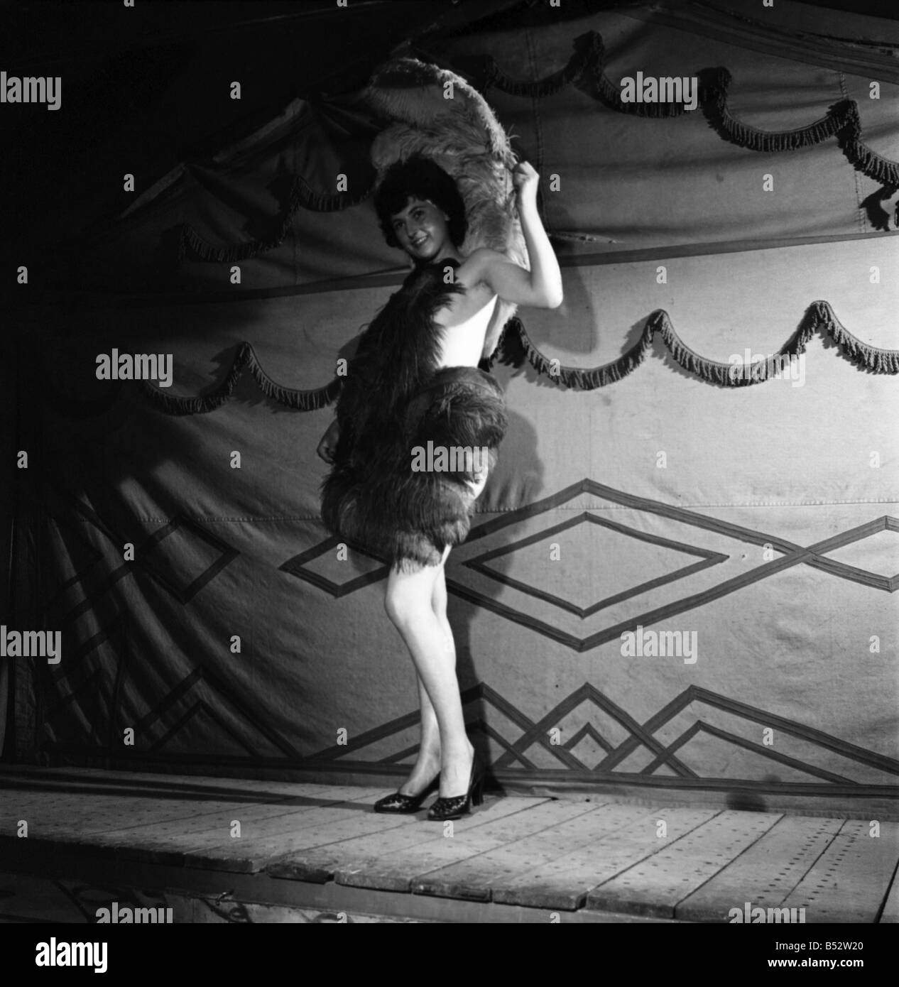 Albert et Elsie : vu ici sur scène performing 'Striptease' une exposition itinérante. Mai 1952 C2715-003 Banque D'Images