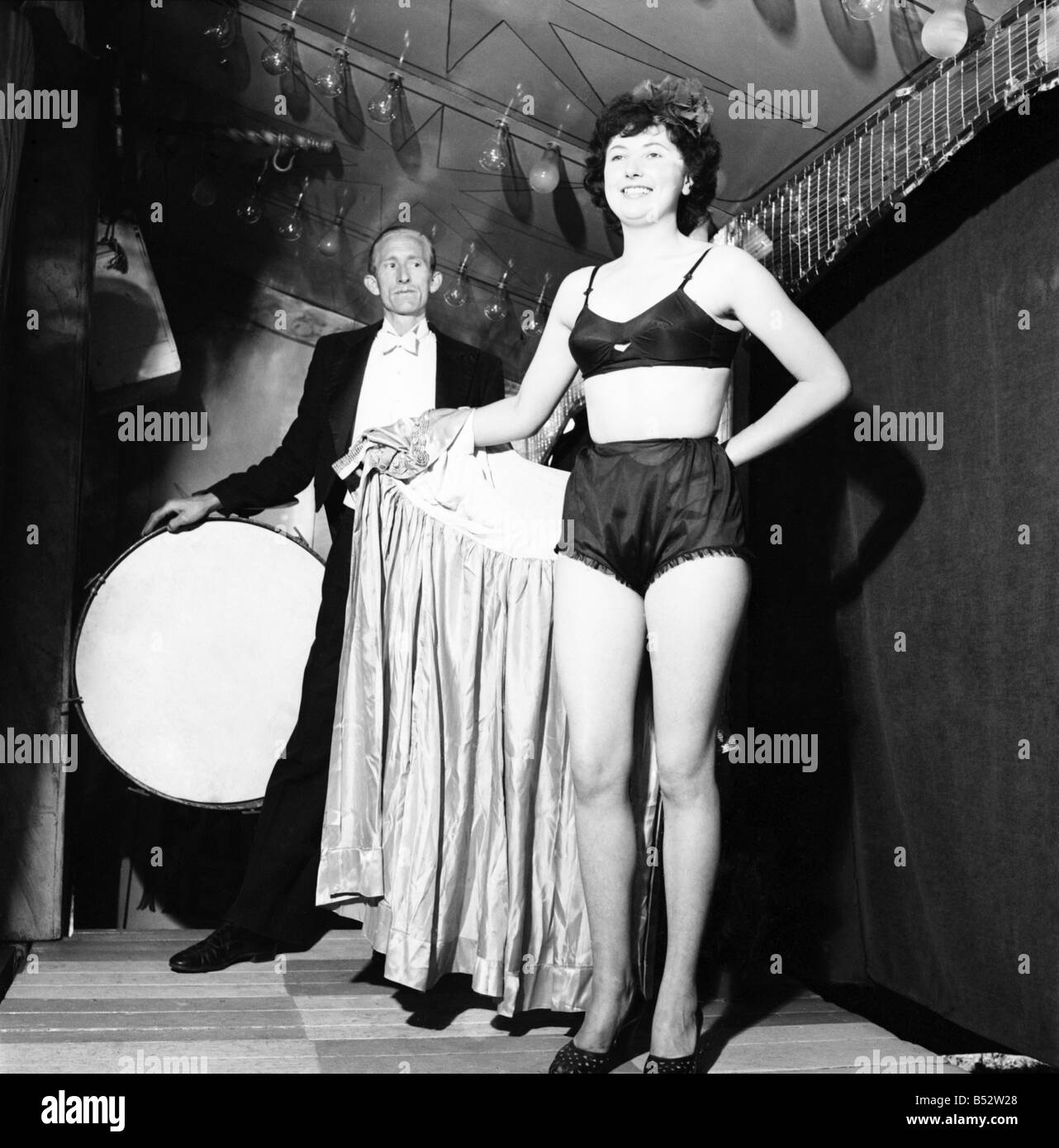 Albert et Elsie : vu ici sur scène performing 'Striptease' une exposition itinérante. Mai 1952 C2715-004 Banque D'Images