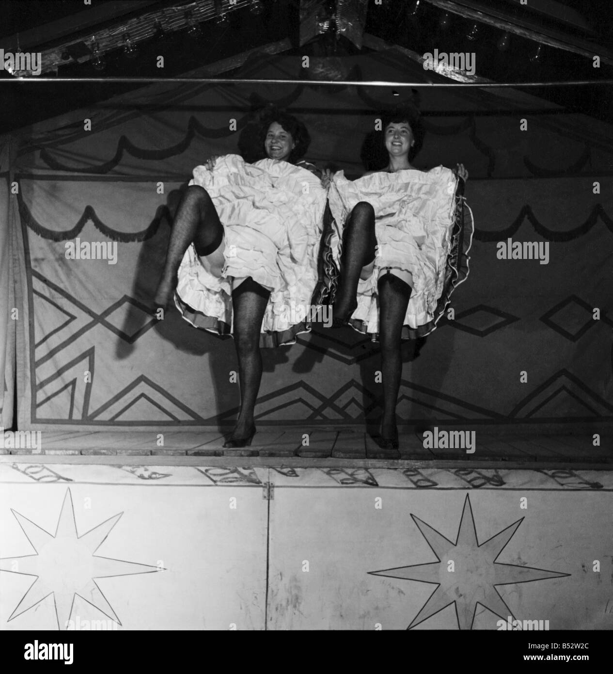 Joan Frost et Elsie : vu ici sur scène Striptease d'une exposition itinérante Mai 1952 C2715 005 Banque D'Images