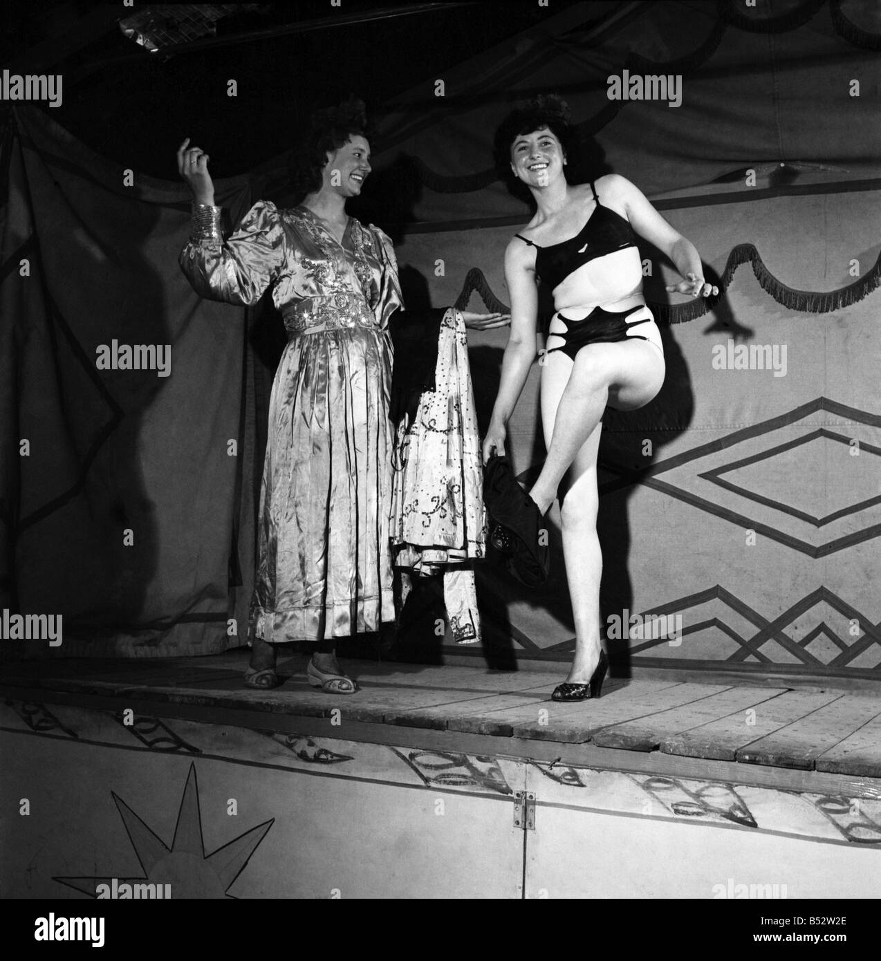 Joan Frost et Elsie : vu ici sur scène performing 'Striptease' une exposition itinérante. Mai 1952 C2715-005 Banque D'Images