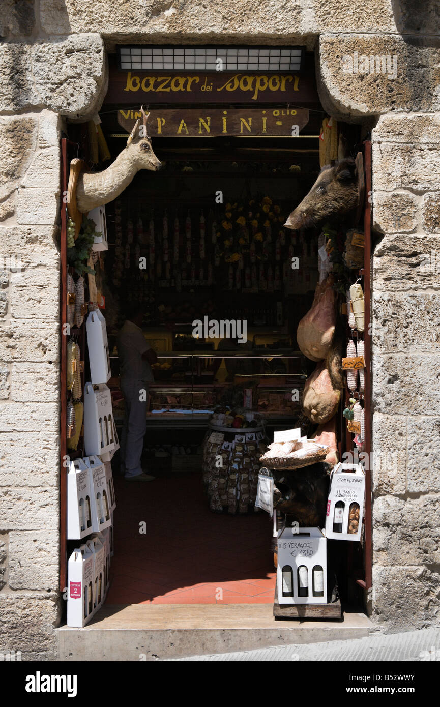 La porte d'un magasin vendant des produits locaux dans le centre de la vieille ville, San Gimignano, Toscane, Italie Banque D'Images