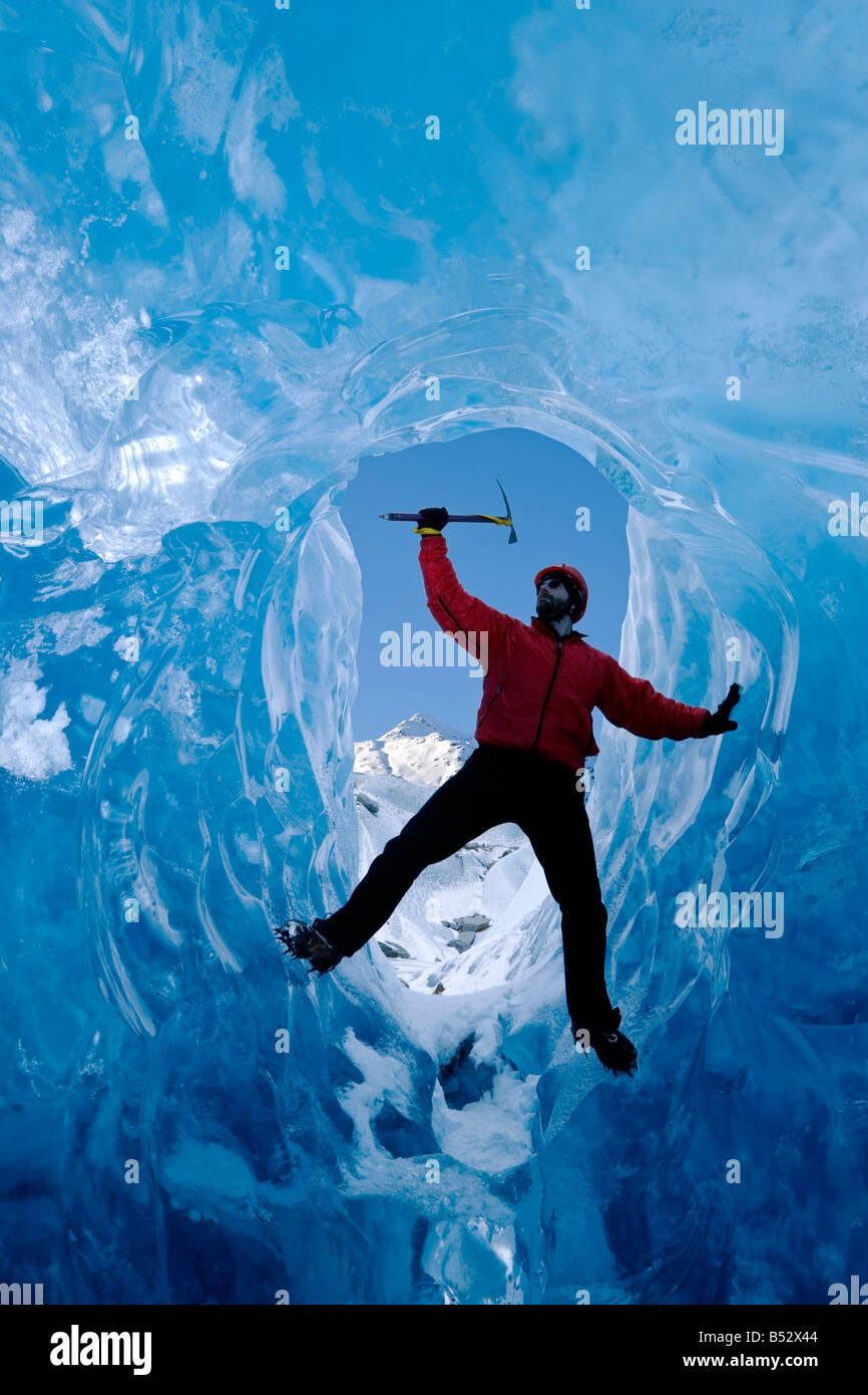 Grimpeur sur glace masculin à l'intérieur de la caverne de glace de glacier de Mendenhall Forêt nationale de Tongass Printemps du Sud-est de l'Alaska Banque D'Images