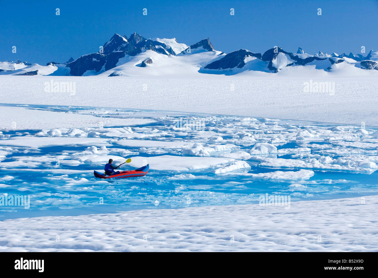 Kayak homme fondre en étang sur Juneau Icefield Le passage de l'intérieur de la forêt nationale de Tongass southeast Alaska summer Banque D'Images
