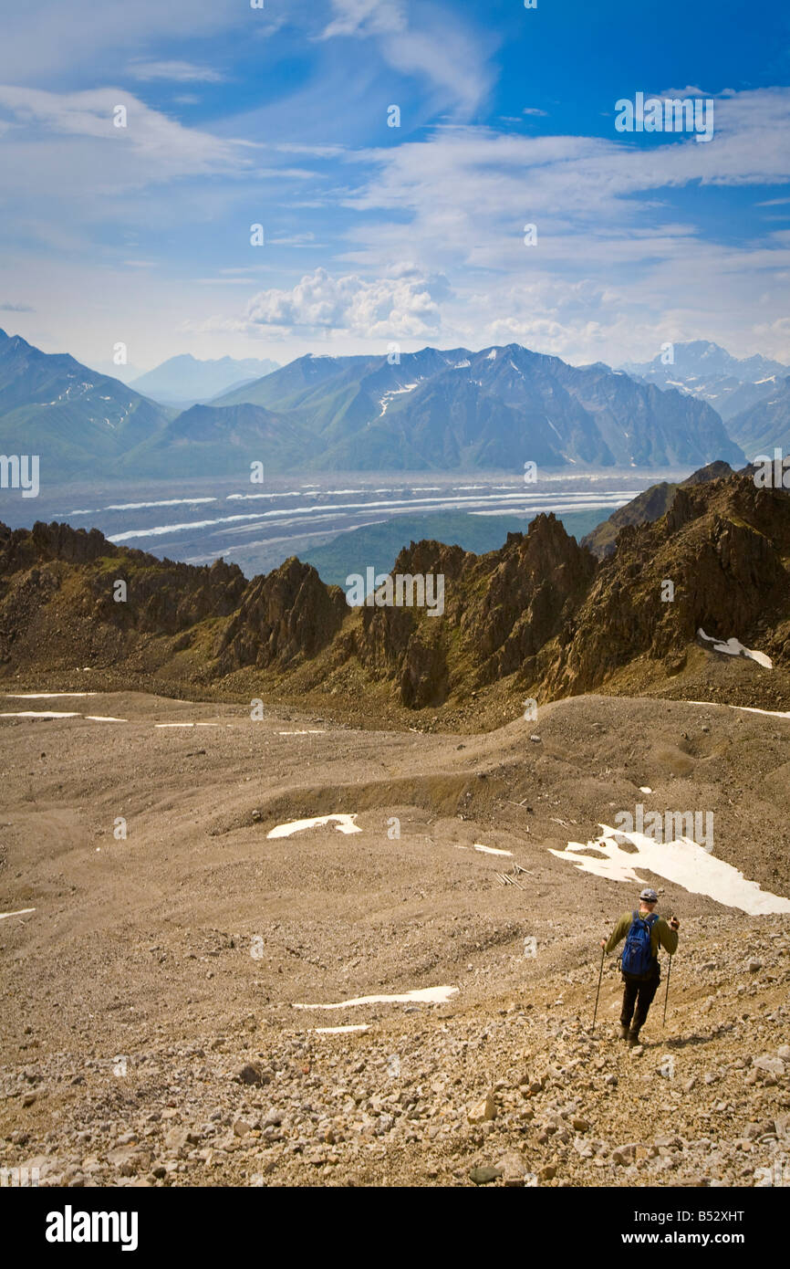 Homme randonnée sur un glacier rocheux sur le sentier de la mine au-dessus de Kennecott dans Jumbo Wrangell-St.Elias National Park, Alaska Banque D'Images