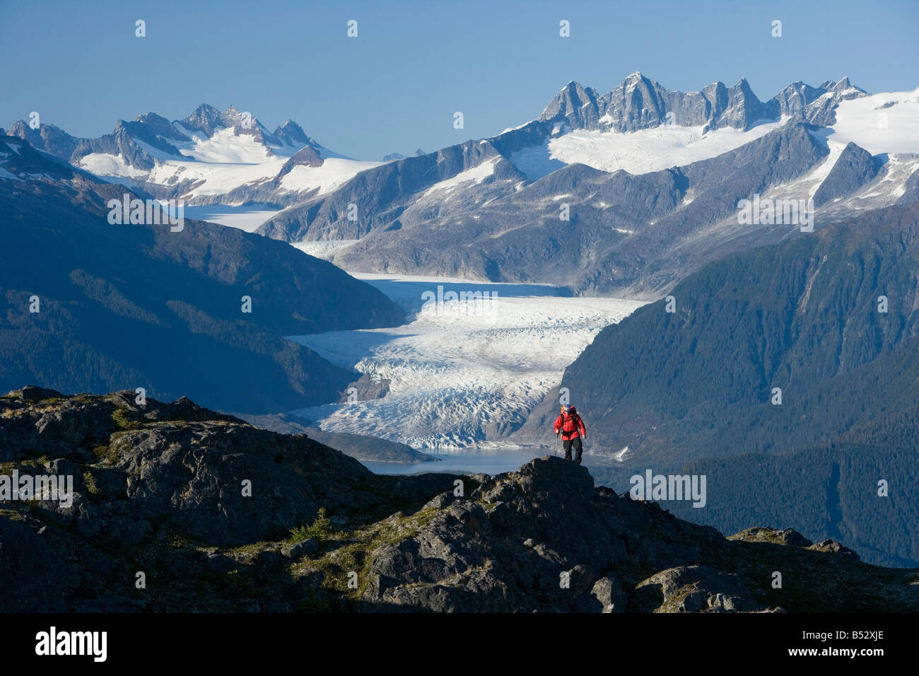 Homme randonnée dans la forêt nationale de Tongass en Alaska avec vue sur le glacier de Mendenhall près de Juneau en Alaska du sud-est de l'automne Banque D'Images