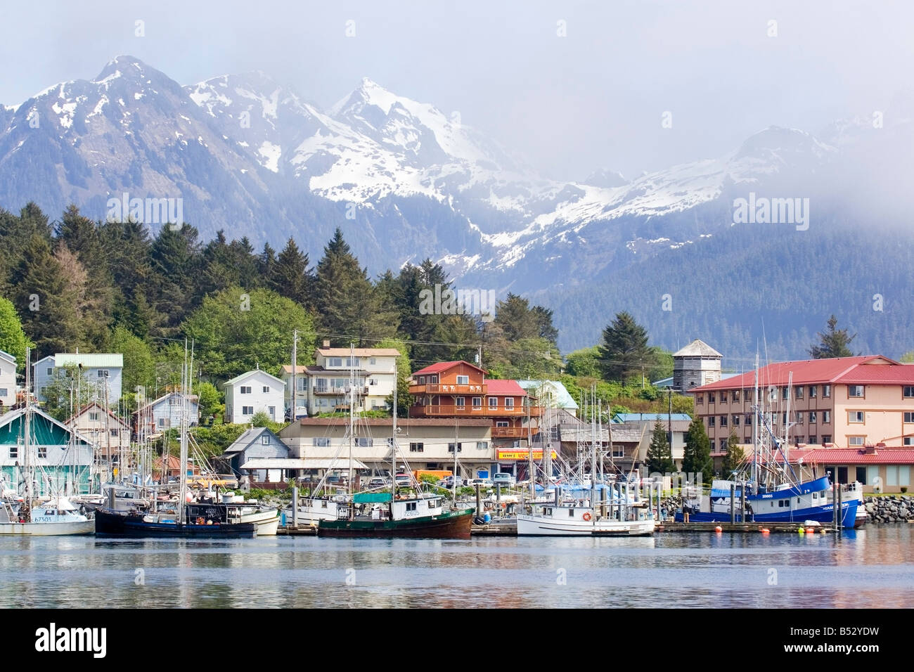 Vue sur canal Sitka Sitka avec au premier plan l'Alaska au sud-est de l'été Banque D'Images