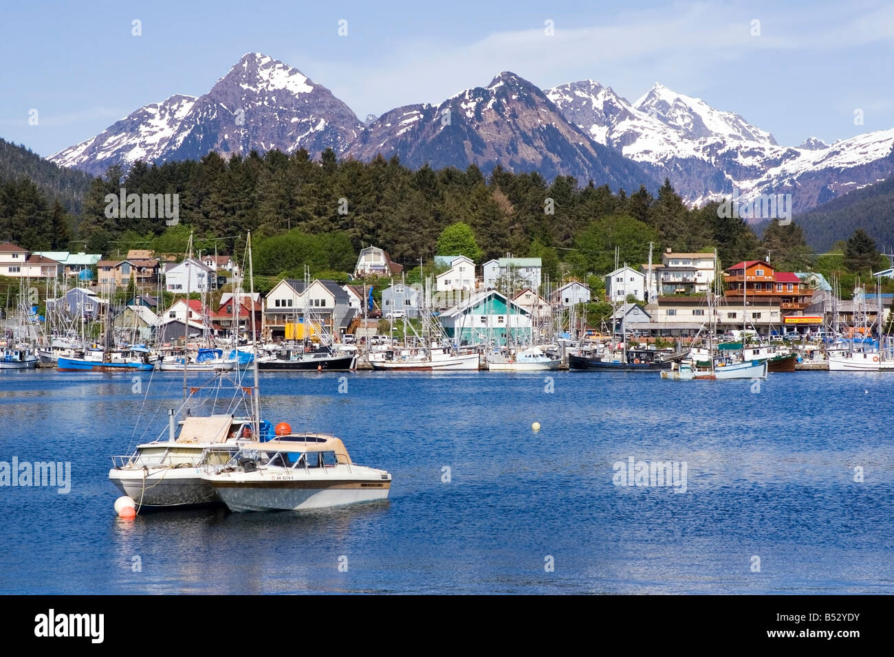 Avis de Sitka Sitka avec canal dans l'avant-plan et de bateaux dans l'eau du sud-est de l'Alaska summer Banque D'Images