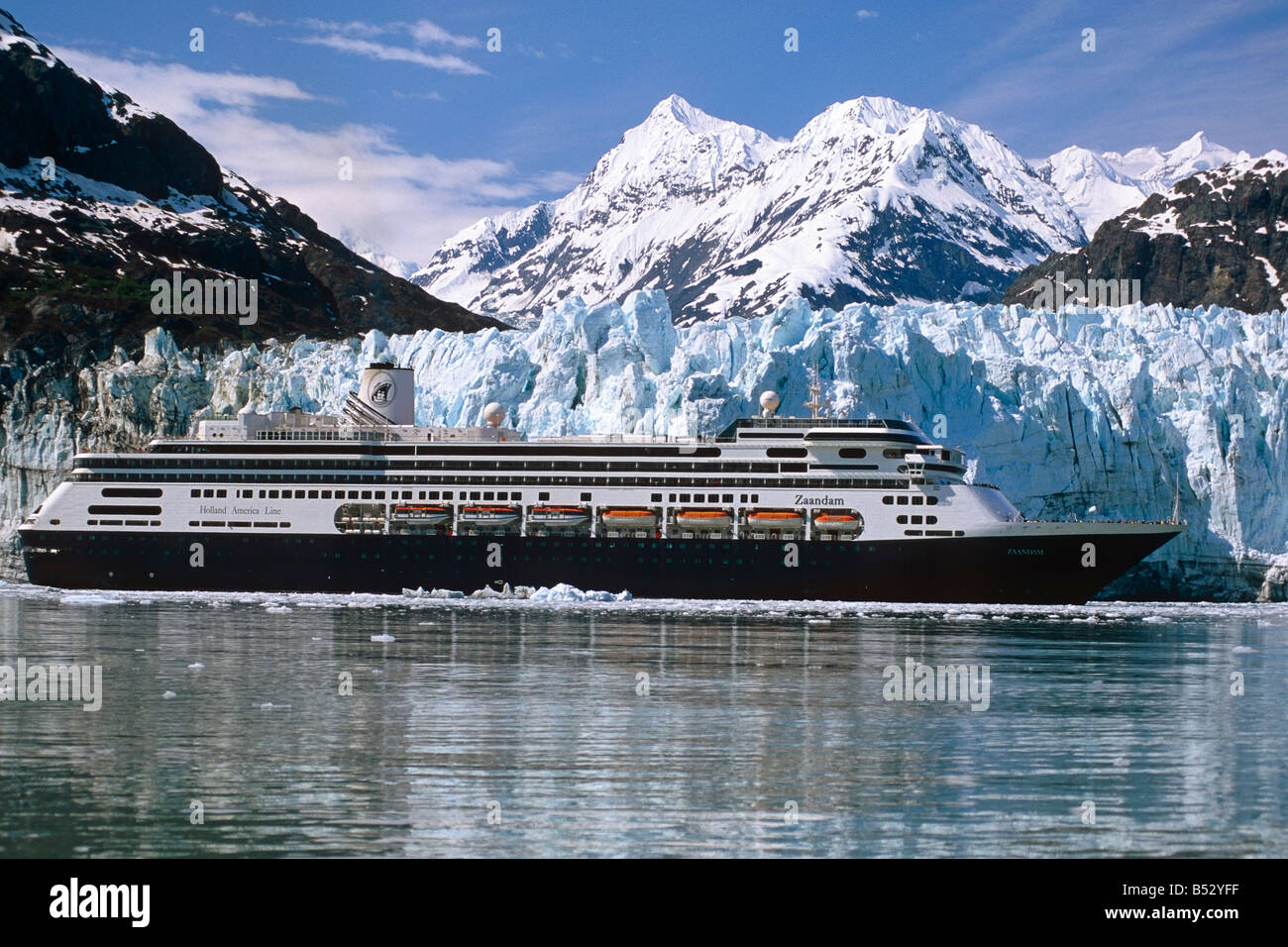 Holland America cruiseship *Zaandam* en face de Margerie Glacier Glacier Bay National Park SW Alaska Banque D'Images