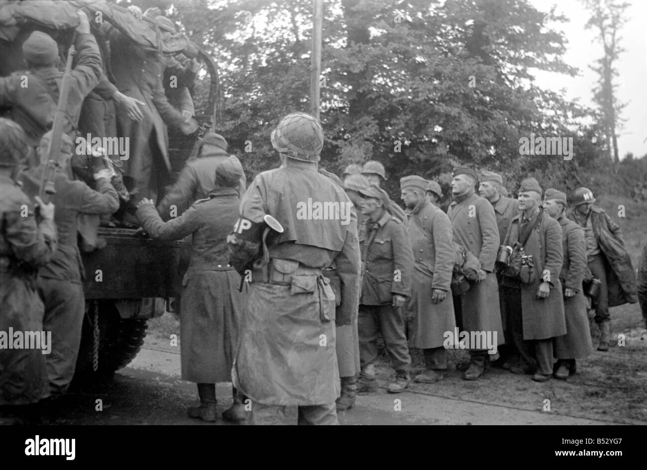 Les troupes allemandes capturées par des éléments de l'Armée américaine à Cherbourg suite à l'invasion de la Normandie, le nord de la France pendant la Seconde Guerre mondiale. ;Juin 1944 ;OL307NA-005 Banque D'Images