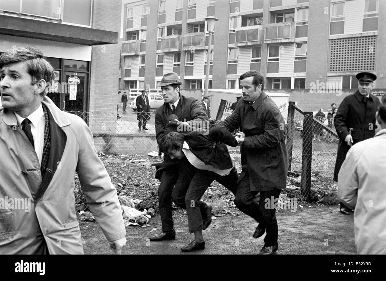 Des slogans peints sur les chevaux et lampadaire appel à la paix après la violence au Cœur du défilé, le nord de l'Apprenti Les Garçons Banque D'Images