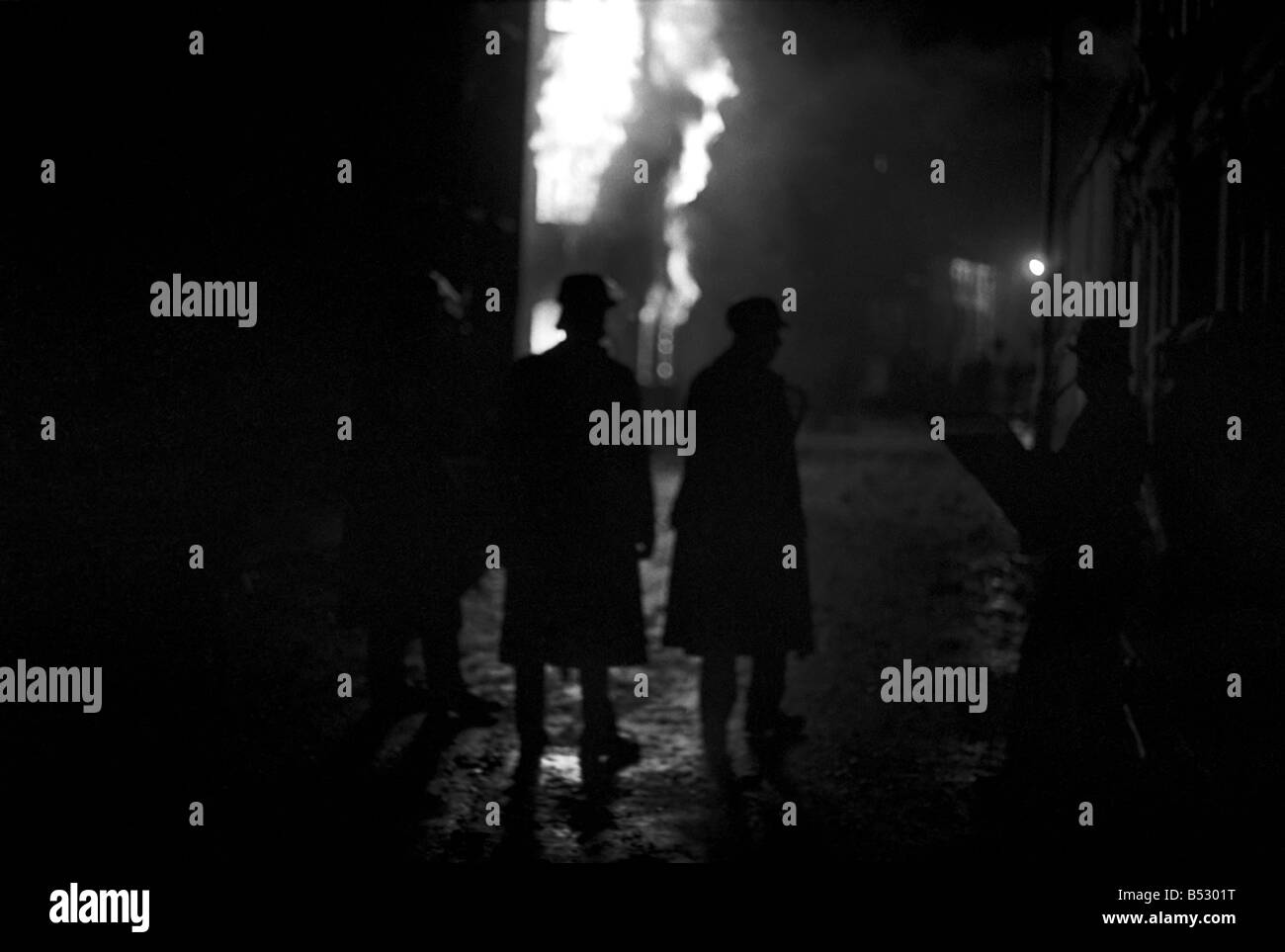 Policier portant des masques à gaz et de boucliers préparer un baton à charge au cours de l'émeute de Londonderry en Irlande du Nord. Août 1969 Banque D'Images