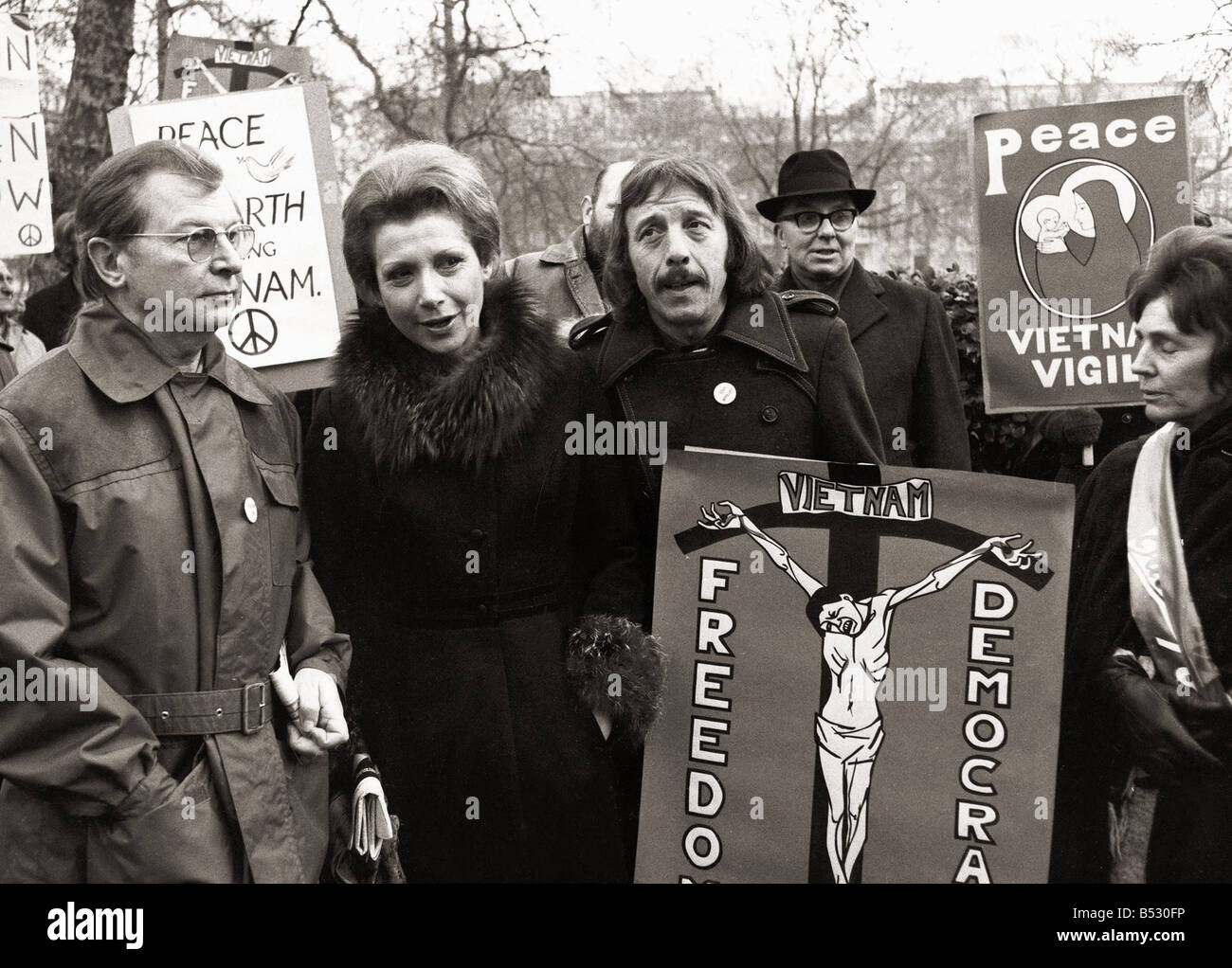 Manifestation anti Guerre du Vietnam Décembre 1972 Clive Dunn Miriam Karlin et Harry Fowler sur la photo à l'extérieur de l'Ambassade Américaine im Grosvenor Banque D'Images