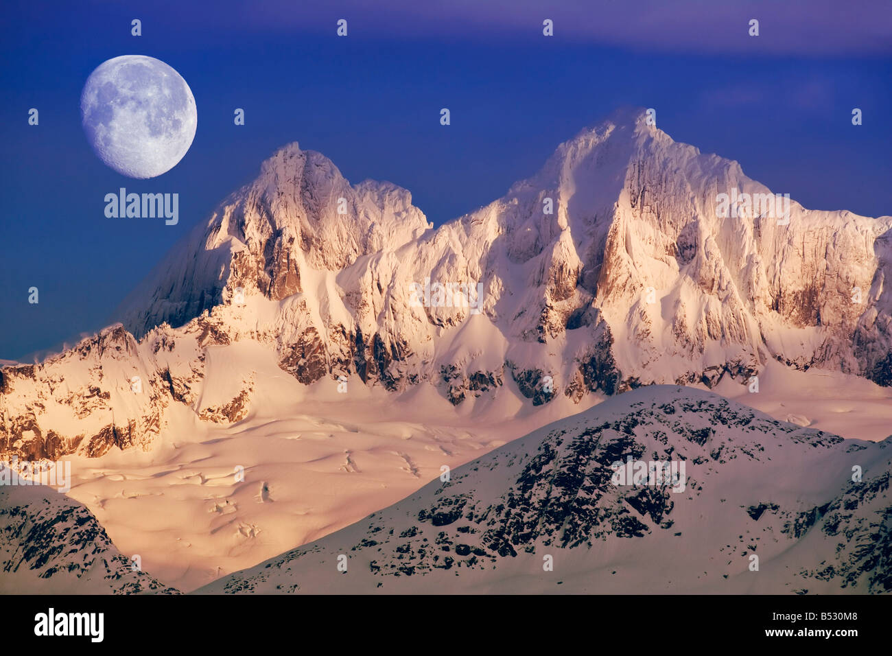 Au cours de l'aube @ Moonrise Mendenhall Towers Tongass National Forest de la CHAÎNE CÔTIÈRE SE Composite de l'Alaska Banque D'Images