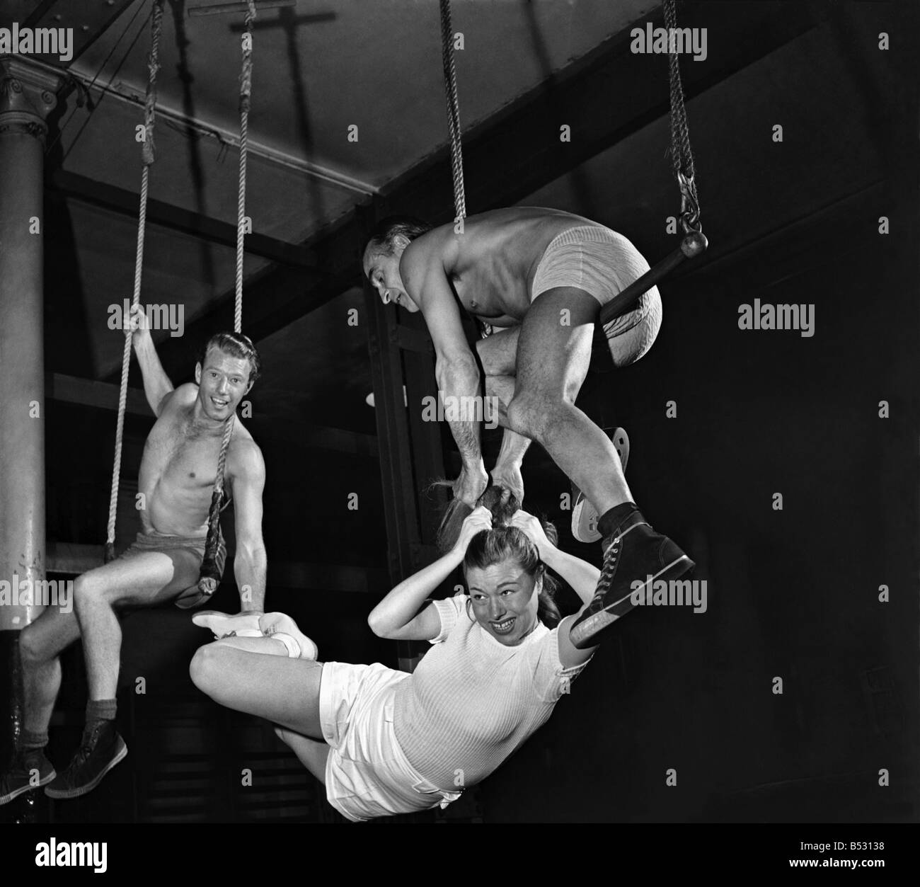 Janette Gay, un stunt girl in films, n'est un durcissement des exercices dans une salle de sport à Londres. Septembre 1950 O25814-002 Banque D'Images