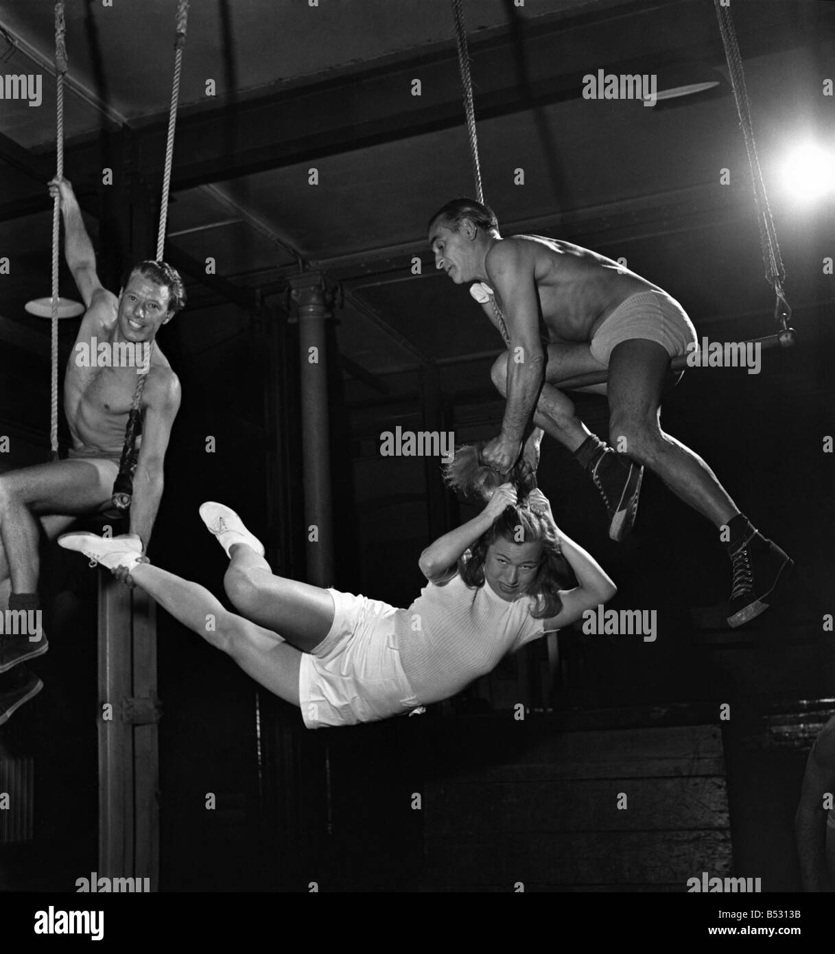 Janette Gay, un stunt girl in films, n'est un durcissement des exercices dans une salle de sport à Londres. Septembre 1950 O25814-003 Banque D'Images