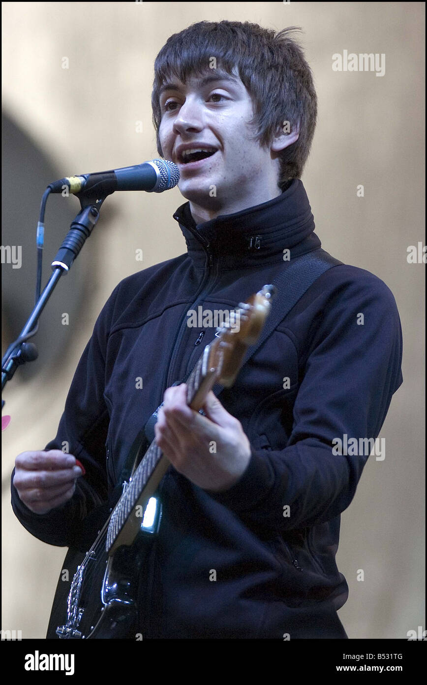 T dans le parc juillet 2007 Arctic Monkeys effectuer sur la scène principale Banque D'Images T dans le parc juillet 2007 Arctic Monkeys effectuer sur la scène principale Banque D'Images