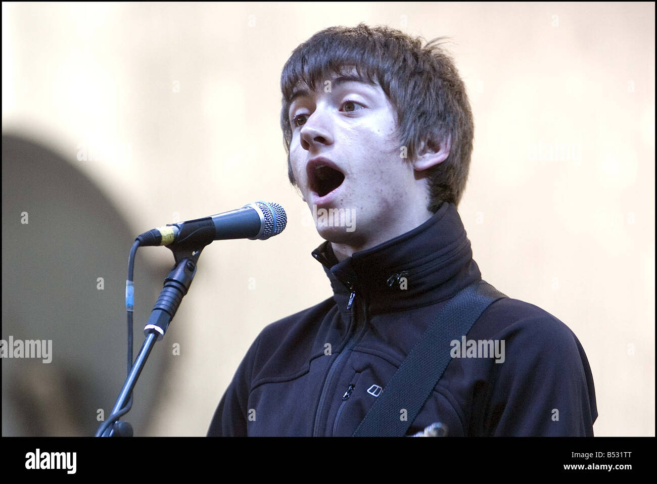 T dans le parc juillet 2007 Arctic Monkeys effectuer sur la scène principale de t dans le parc Banque D'Images T dans le parc juillet 2007 Arctic Monkeys effectuer sur la scène principale de t dans le parc Banque D'Images