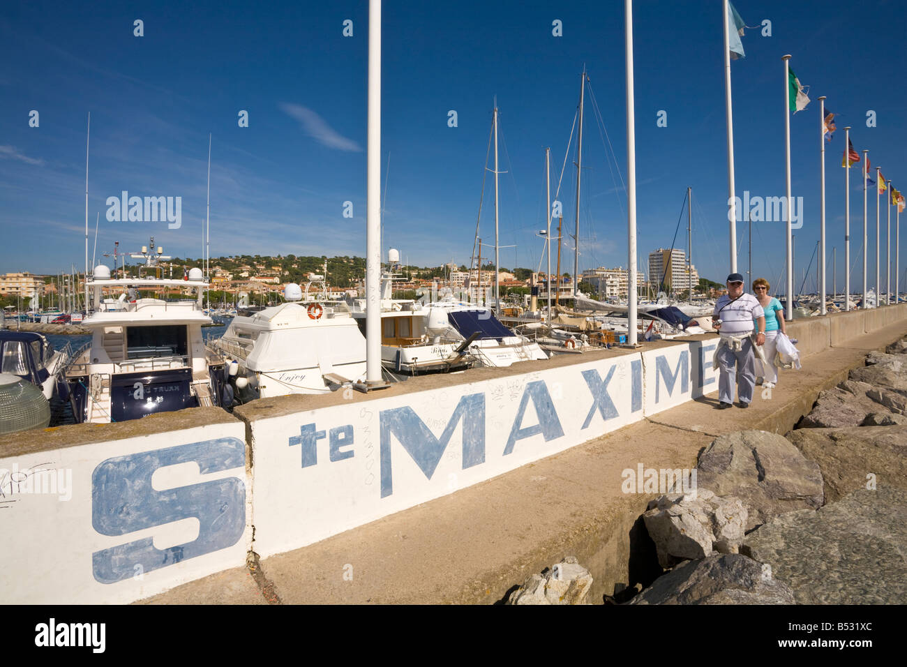 Un homme et une femme marche sur la mer mole de Sainte-Maxime à la Côte d'Azur / Provence Banque D'Images