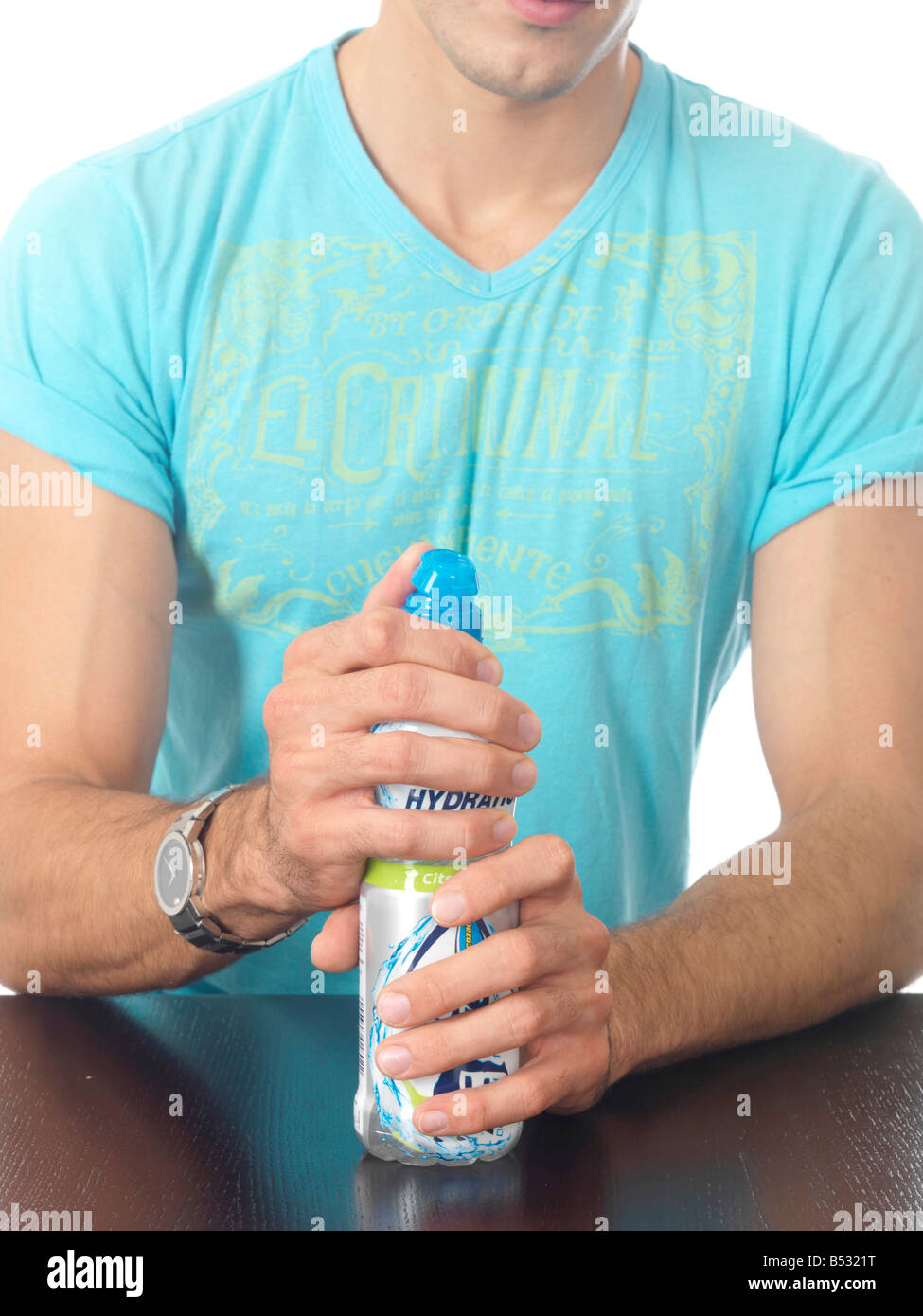 Jeune homme modèle energy drink d'ouverture publié Banque D'Images
