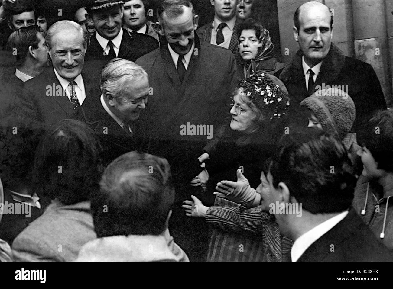 Septembre 1971 L'Irlande du Nord, le premier ministre Harold Wilson vu ici la réunion des troupes et les dignitaires locaux à Londonderry. Nov Banque D'Images