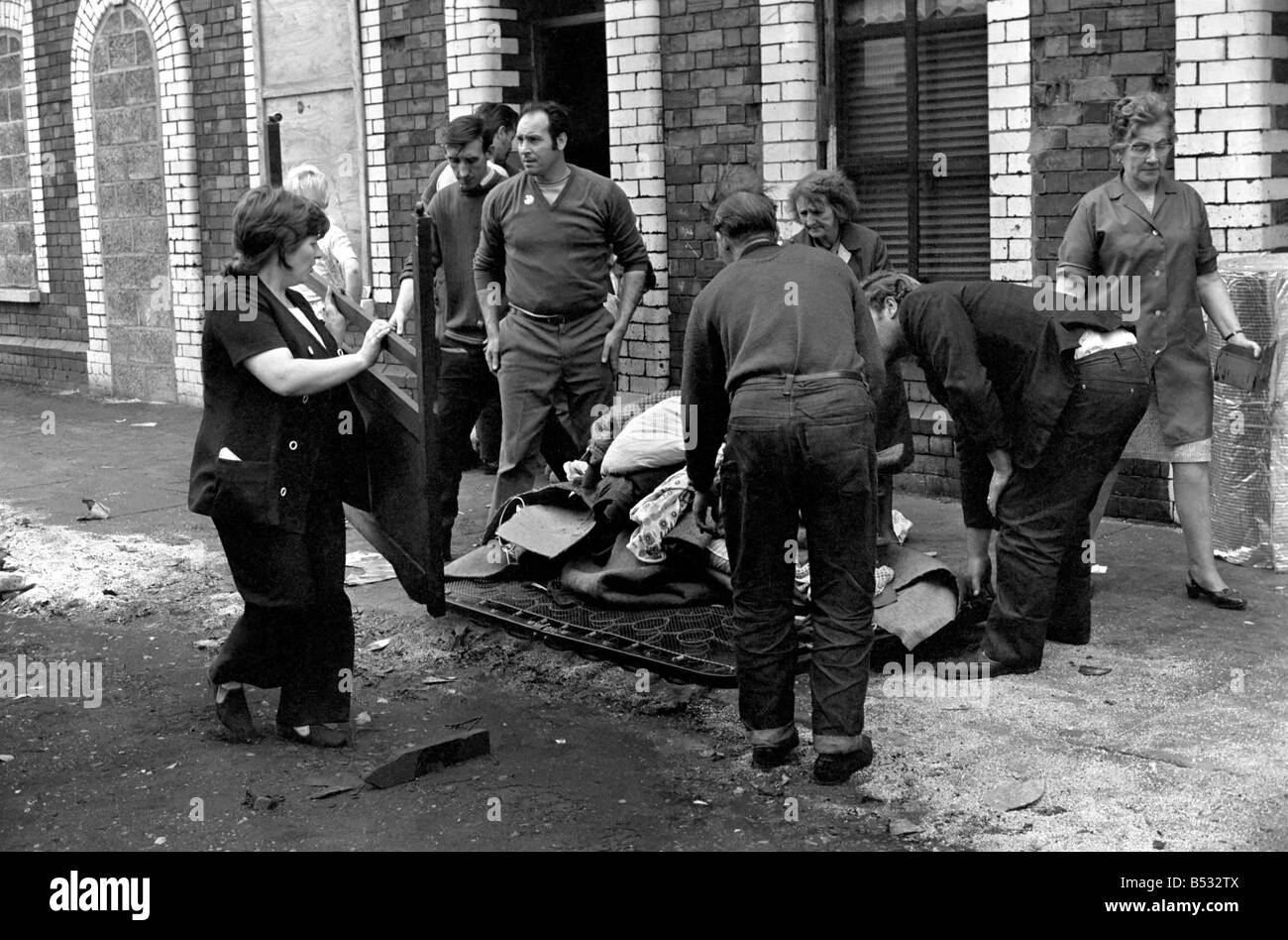 L'Irlande du Nord Août 1971, résidents hors de la Blyth Street Belfast pendant les émeutes. Août 1971 71-7609 Banque D'Images