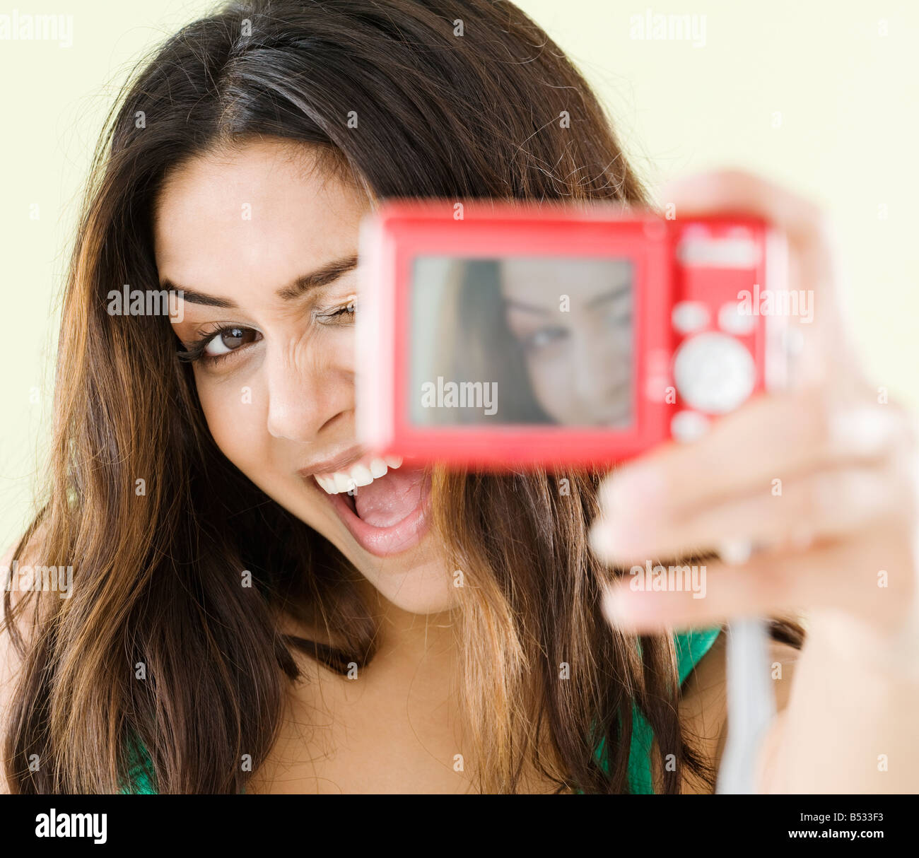 Middle Eastern woman taking self-portrait Banque D'Images