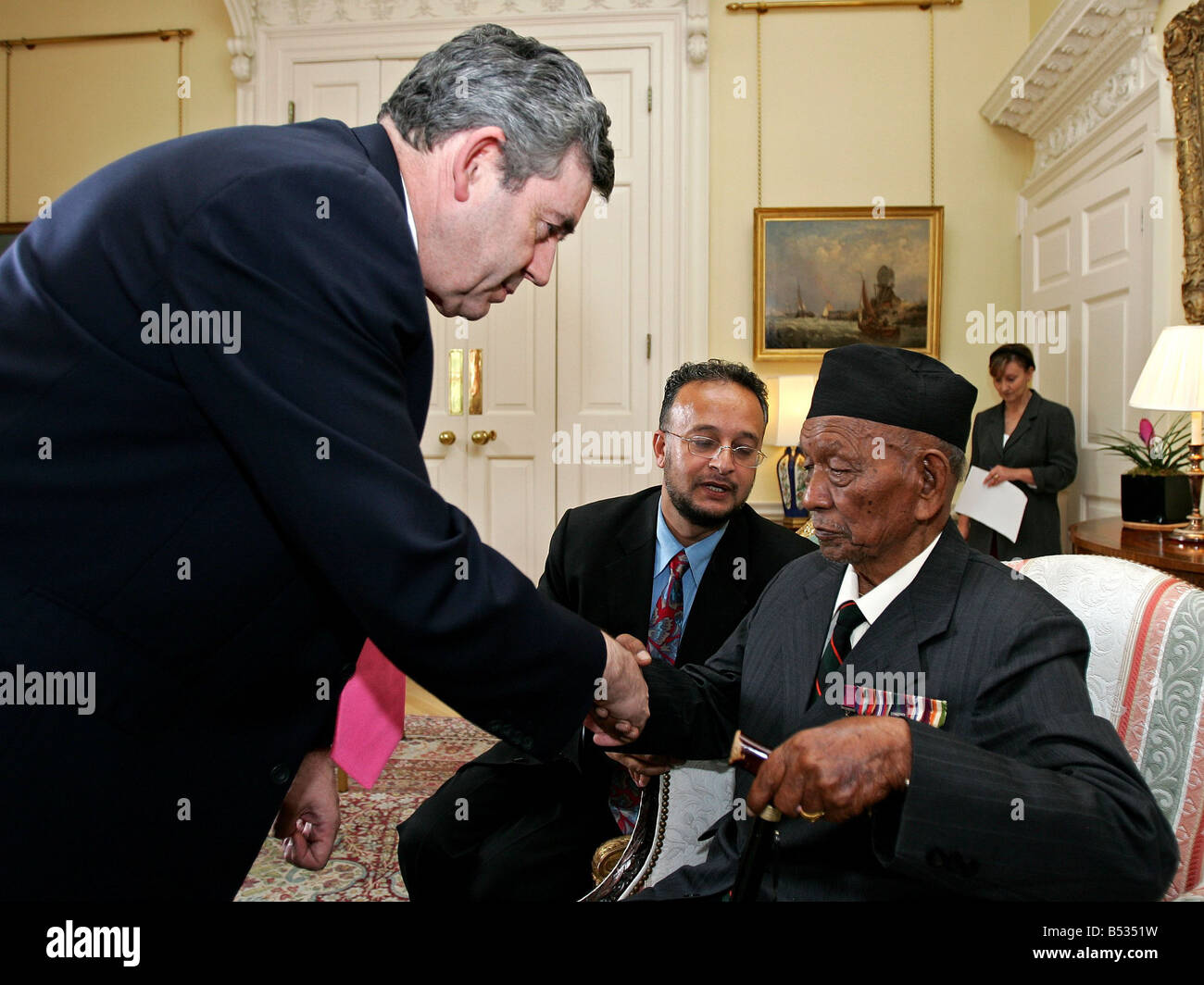 Gurkha Tul Bahadur Pun chevrons avec fierté qu'il rencontre le Premier ministre britannique Gordon Brown, qui lui dit qu'il est un homme très courageux Juillet 2007 Le frêle 84 ans amenés en Angleterre la semaine dernière par le miroir après notre campagne renversait une interdiction d'entrer en Grande-Bretagne a été aidé en No10 dans un fauteuil roulant peu après son vol a atterri à l'aéroport de Heathrow le PM s aides a déclaré au Mirror il voulait rencontrer le titulaire de la Croix de Victoria Banque D'Images