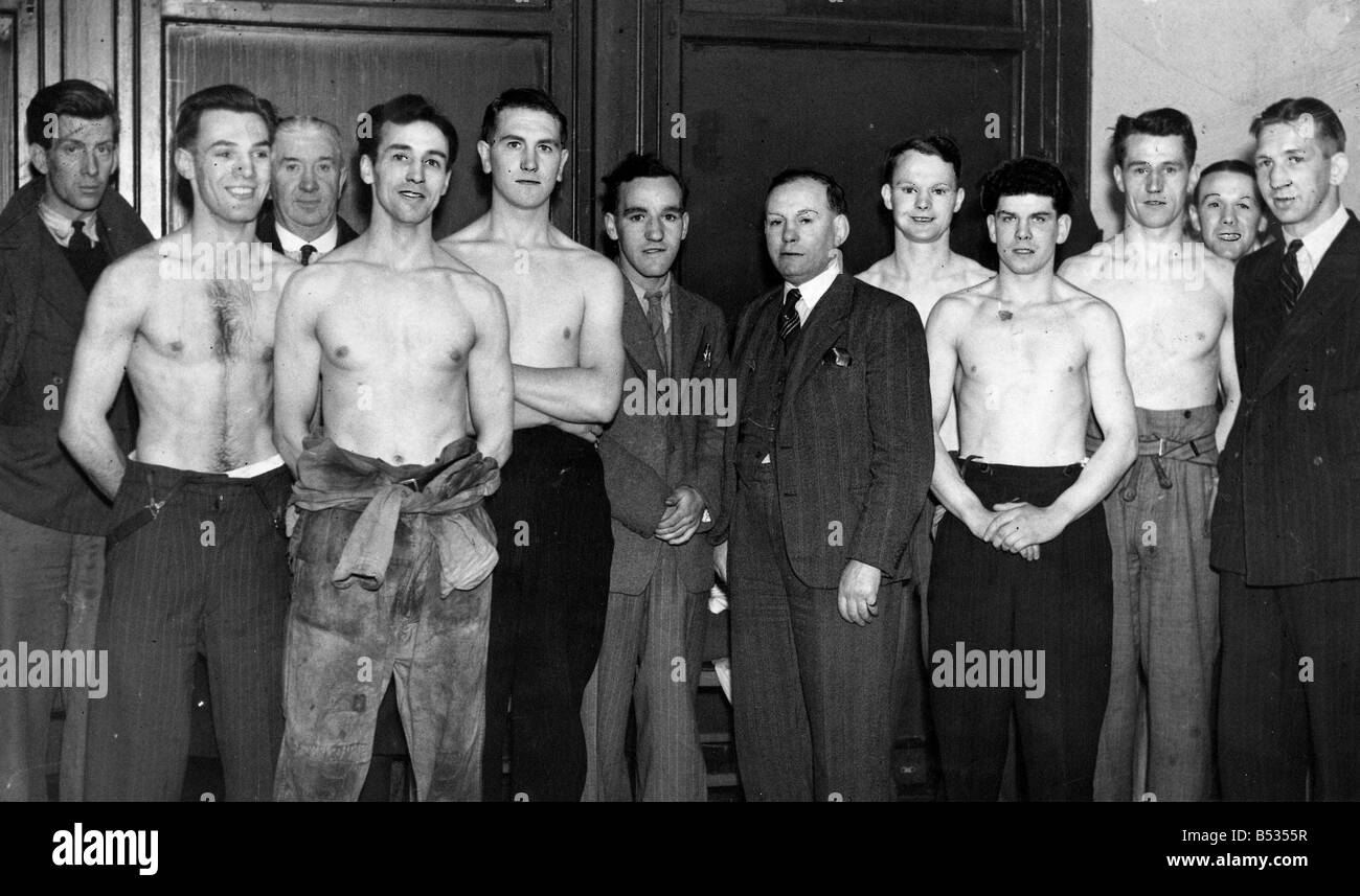 Avril 1945 Les boxeurs écossais Harry Swinburn Jimmy Dunn Billy Kelly Charles Kerr Jimmy Wilde Billy The Tudor Dennis Timoney Harry Hughes Johnny Clements, représenté à Kemsley House Glasgow Banque D'Images
