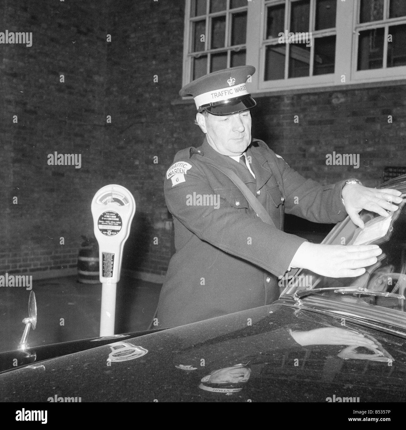 Gardien de la circulation au cours de la formation s'en tenir très bien sur l'écran de la fenêtre horloge parking parking de la police de la circulation de la police de l'éducation Septembre 1960 1960 Banque D'Images