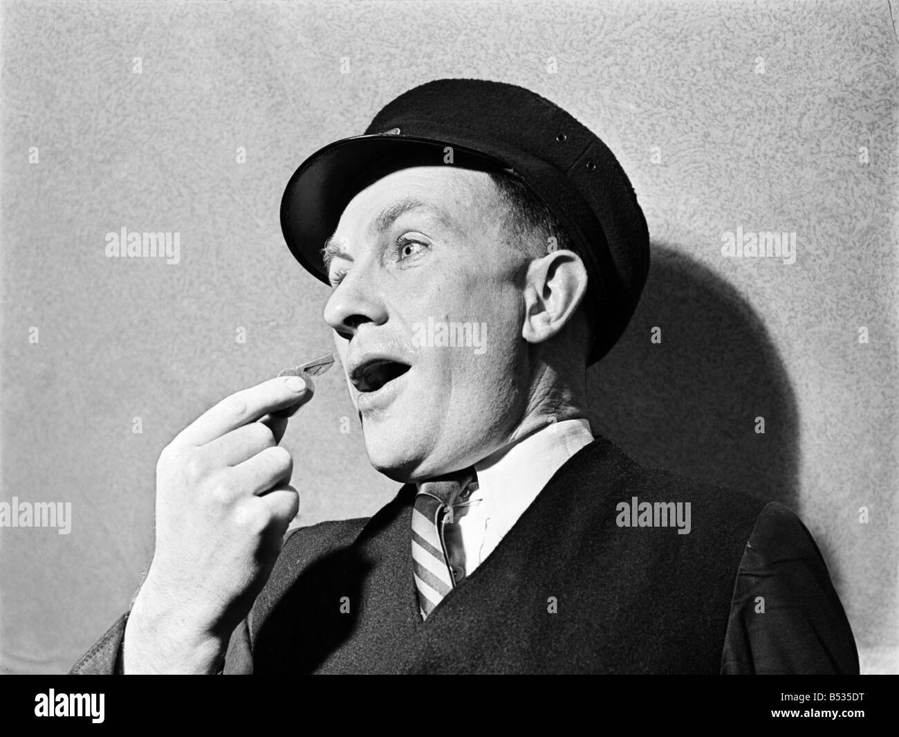 Vous pouvez siffler.&# 13 ;&# 10;Bob Smith-Referee vu ici dans son emploi de jour comme un garde de Fer. Octobre 1952 C5210-001 Banque D'Images