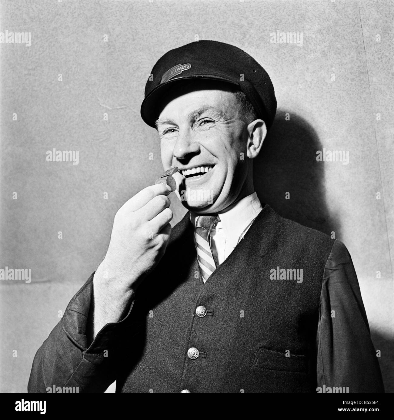 Vous pouvez siffler.&# 13 ;&# 10;Bob Smith-Referee vu ici dans son emploi de jour comme un garde de Fer. Octobre 1952 C5210 Banque D'Images