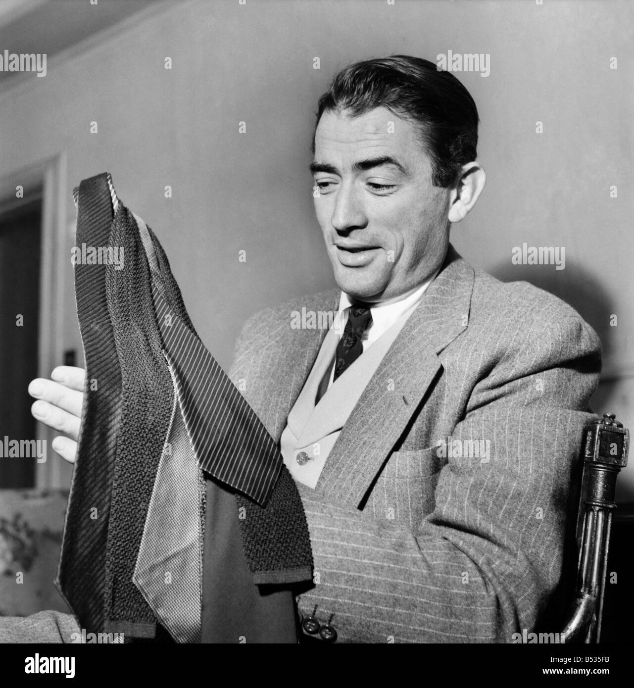 Gregory Peck et achats de Burlington Arcade. Octobre 1952 C5328-001 Banque D'Images