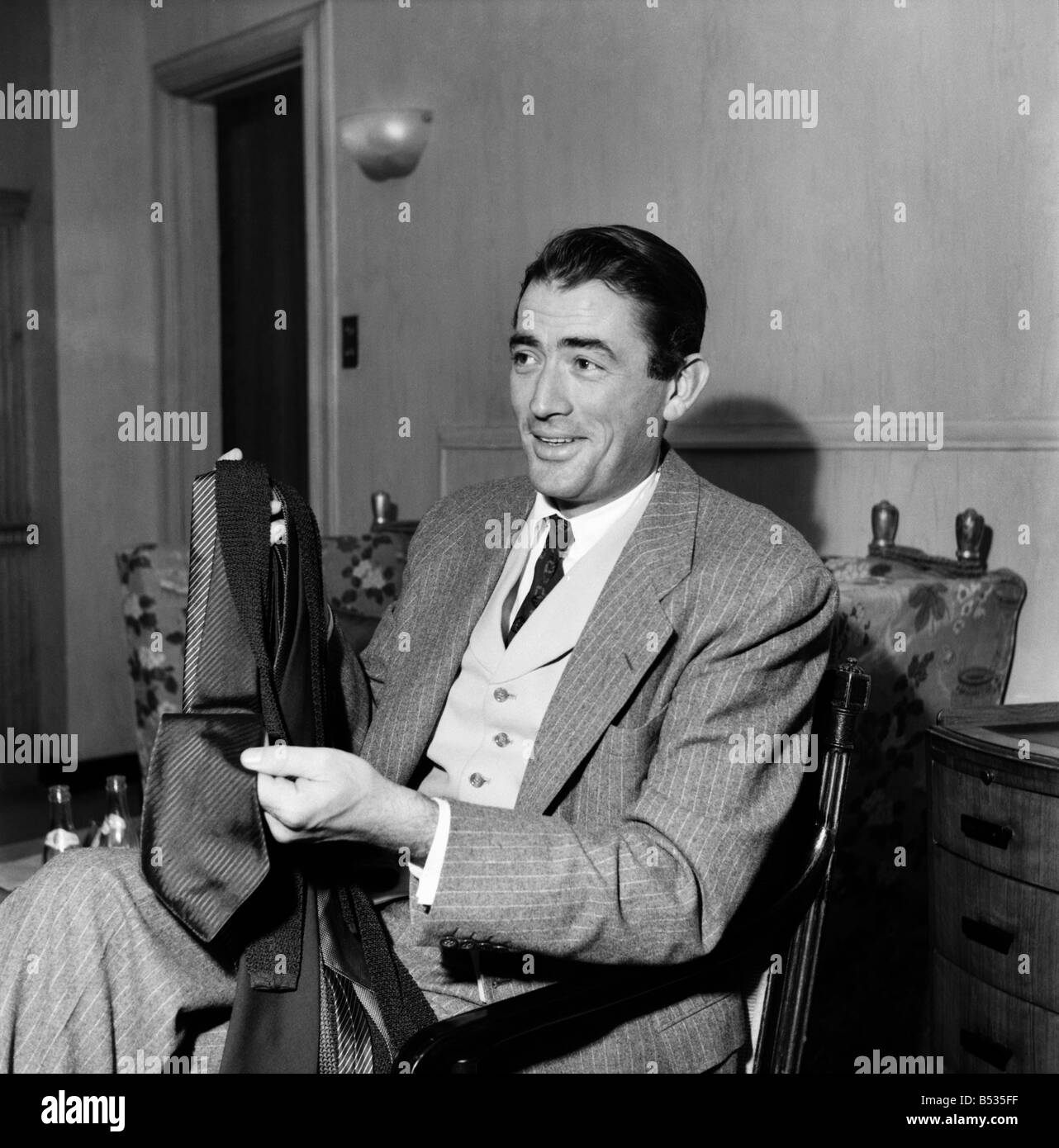 Gregory Peck et achats de Burlington Arcade. Octobre 1952 C5795 Banque D'Images