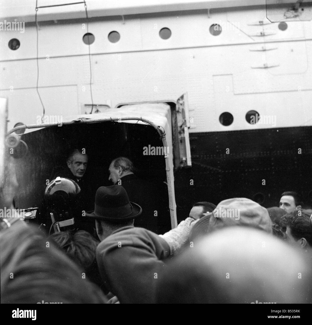 Le départ de Sir Anthony Eden et Lady Eden sur le navire de ligne de Nouvelle-zélande Rangitata du Royal Albert Docks avant leur Banque D'Images