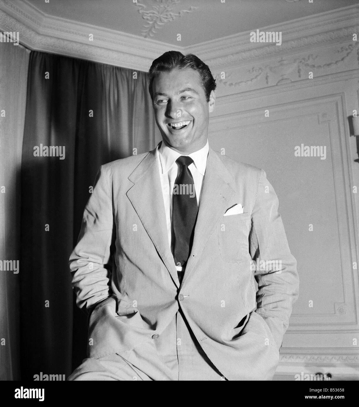 Lex Barker acteur qui dans le film Tarzan. Vu ici dans cette chambre d'hôtel de Londres. Juin 1950 O24671-001 Banque D'Images