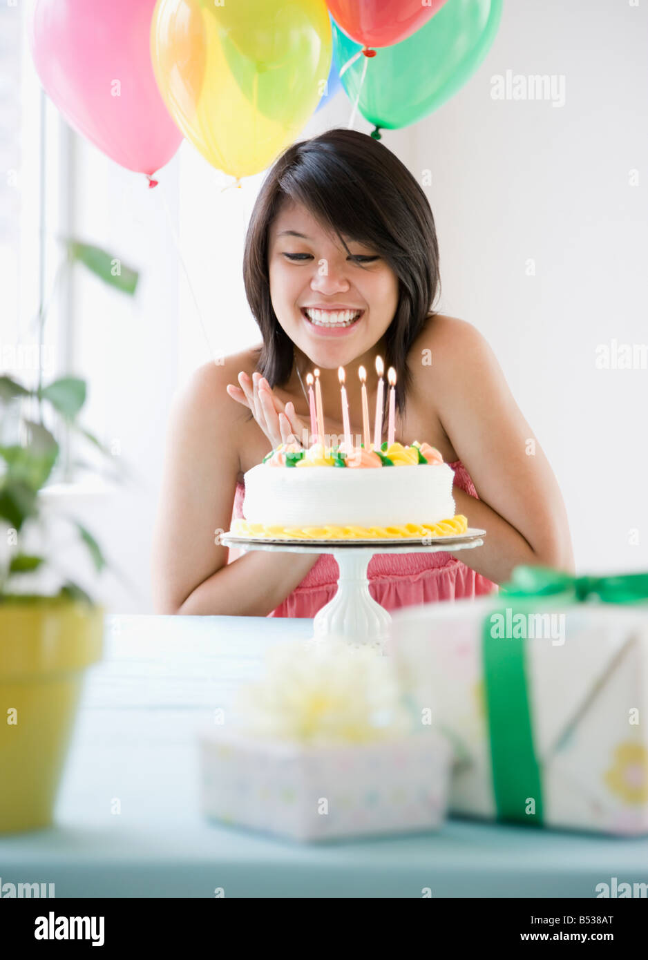 Asian Woman sur le point de souffler les bougies d'anniversaire Banque D'Images
