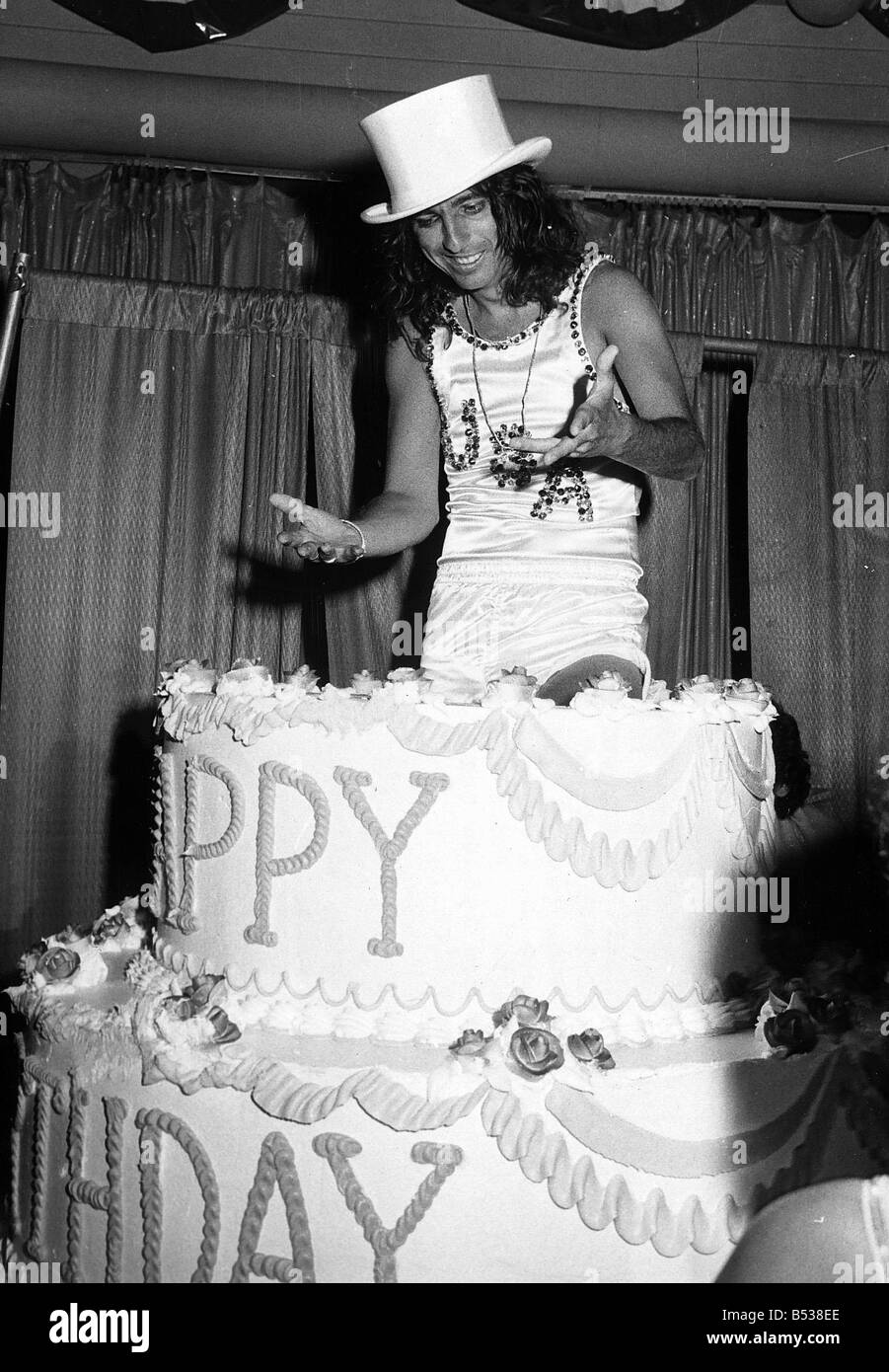 Alice Cooper Rock Americain Singer Saute De L Un Gateau D Anniversaire 1975 Photo Stock Alamy Alice Cooper Rock Americain Singer Saute De L Un Gateau D Anniversaire 1975 Photo Stock Alamy