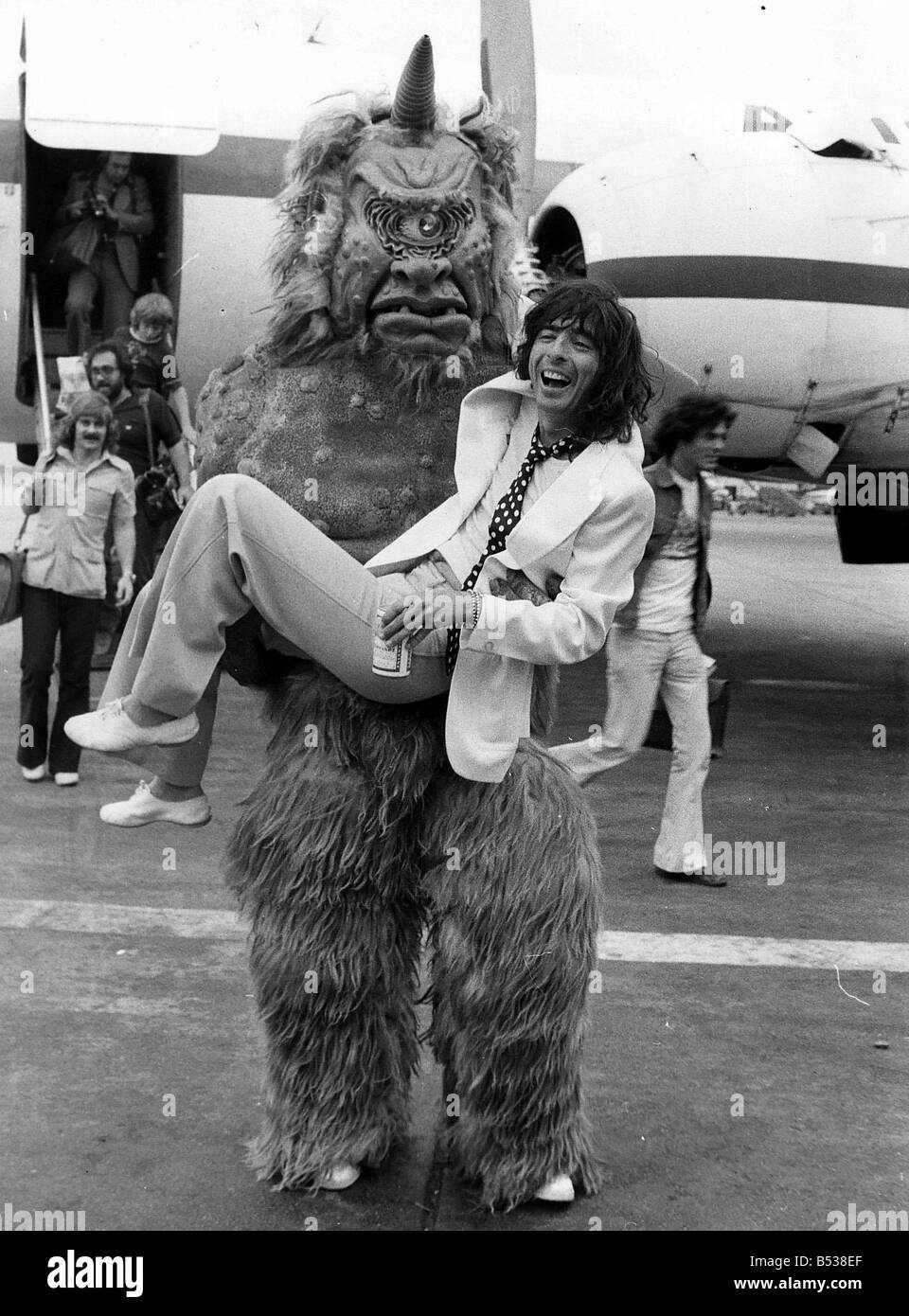 Alice Cooper rock américain singer vrai nom Vincent Furnier avec cyclops monster 1975 Banque D'Images