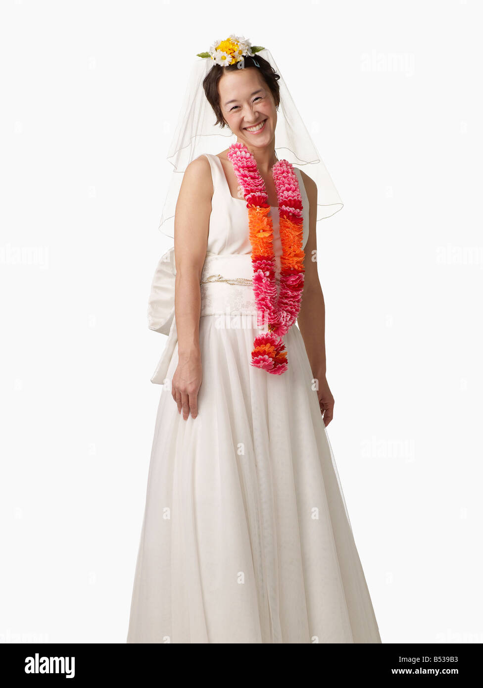 Femme Asiatique en robe de mariage et lei Banque D'Images