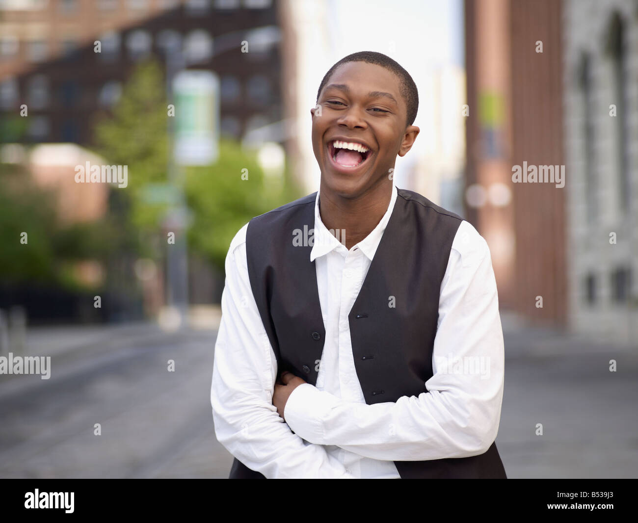 African man laughing in urban setting Banque D'Images