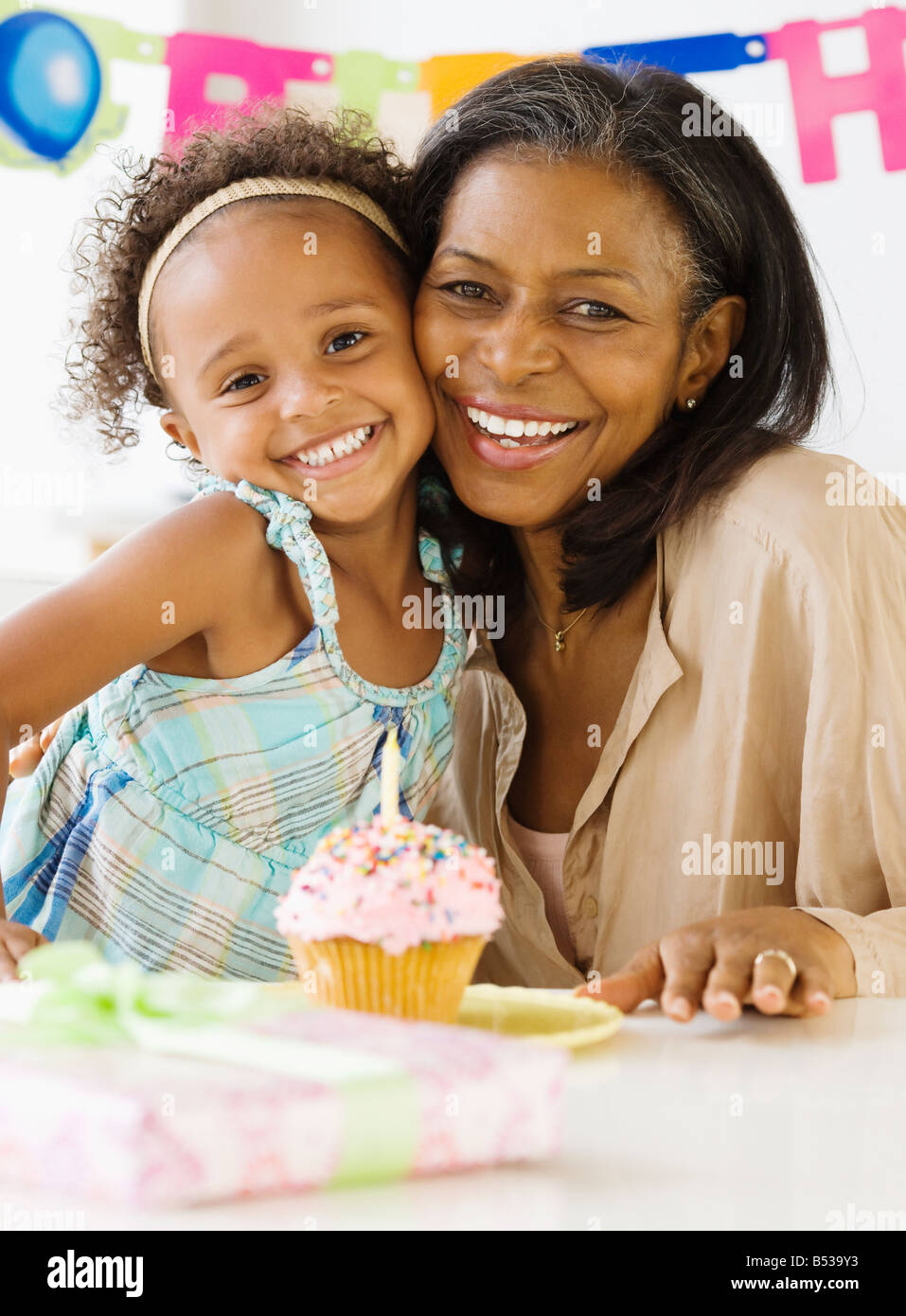 Grand-mère de l'Afrique de l'étreindre sa petite-fille pour son anniversaire Banque D'Images