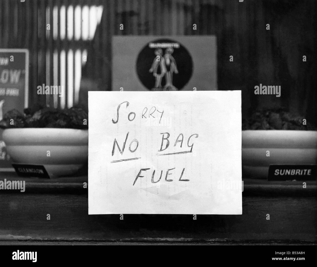 La pénurie de charbon a frappé de nombreux cet hiver, les entrepreneurs sont faibles si pas de stocks et ne sais pas quand le prochain arrivera de quota. Un signe commun dans le charbon ou d''Sorry windows aucun carburant sac'. ;Janvier 1963;P017809 Banque D'Images