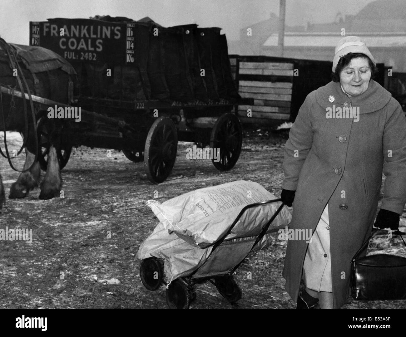 La pénurie de charbon a frappé de nombreux cet hiver, les entrepreneurs sont faibles si pas de stocks et ne sais pas quand le prochain arrivera de quota. Un client chanceux roues à l'opposé deux sacs de gloco à partir de la cour. Janvier 1963 P017812 Banque D'Images