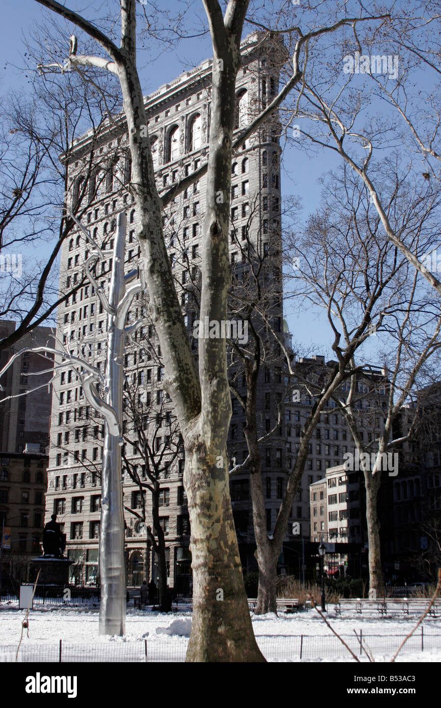 Le Flat Iron Building et une sculpture par Roxy Paine dans Madison Square Park, à Manhattan, New York Banque D'Images