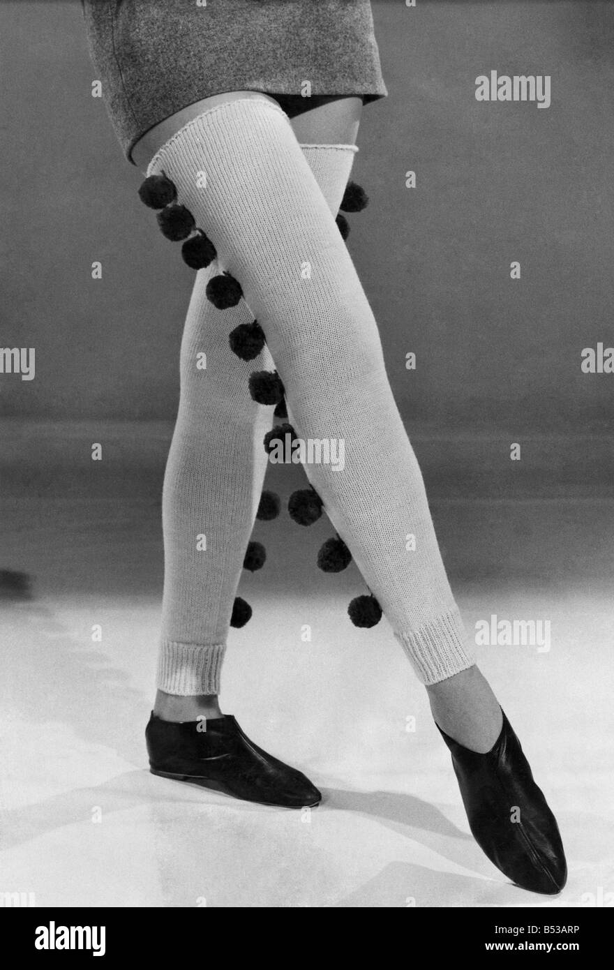 Bas du vêtement. Porte modèle crazy collants. &# 13 ;&# 10;Octobre 1967  P018431 Photo Stock - Alamy