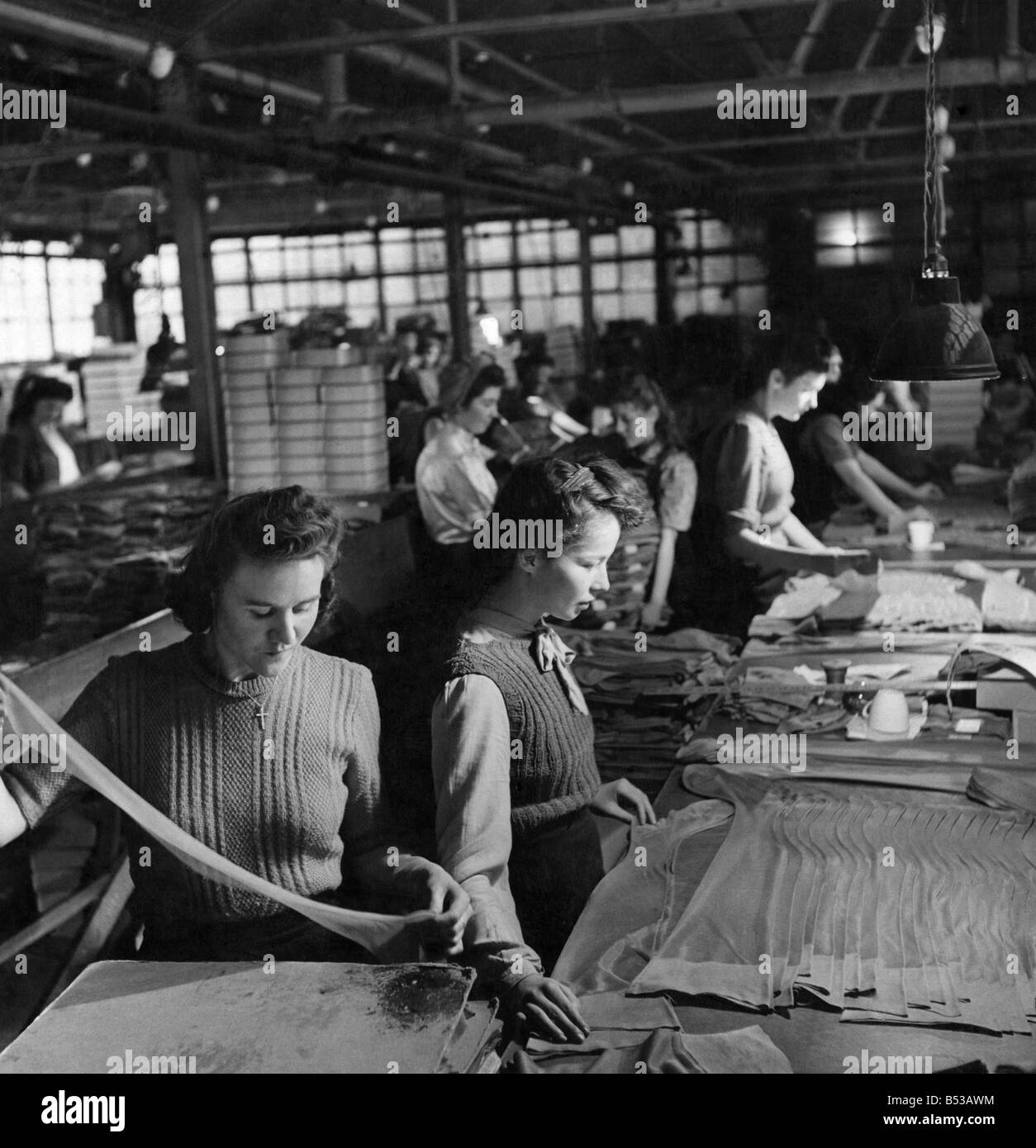 Les femmes au travail dans le département de couplage, où les nylons sont couplés et emballé dans le Klinger Manufacturing Company, Edmonton. Banque D'Images